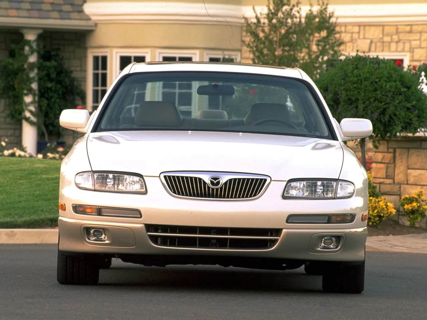 Mazda_Millenia_1_generation__Sedan__2.jpg