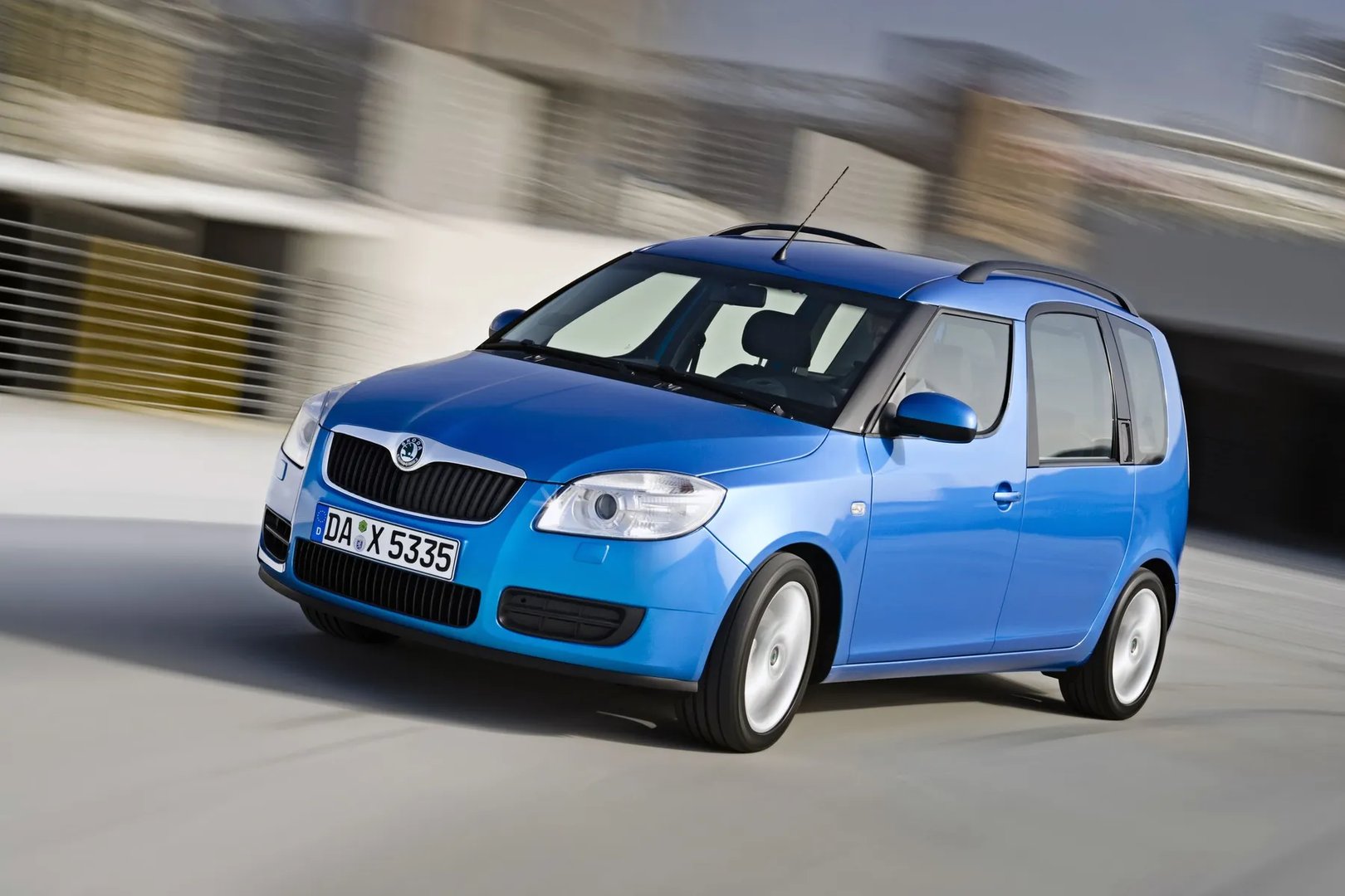 Skoda_Roomster_1_generation__Compact_Van__7.jpg