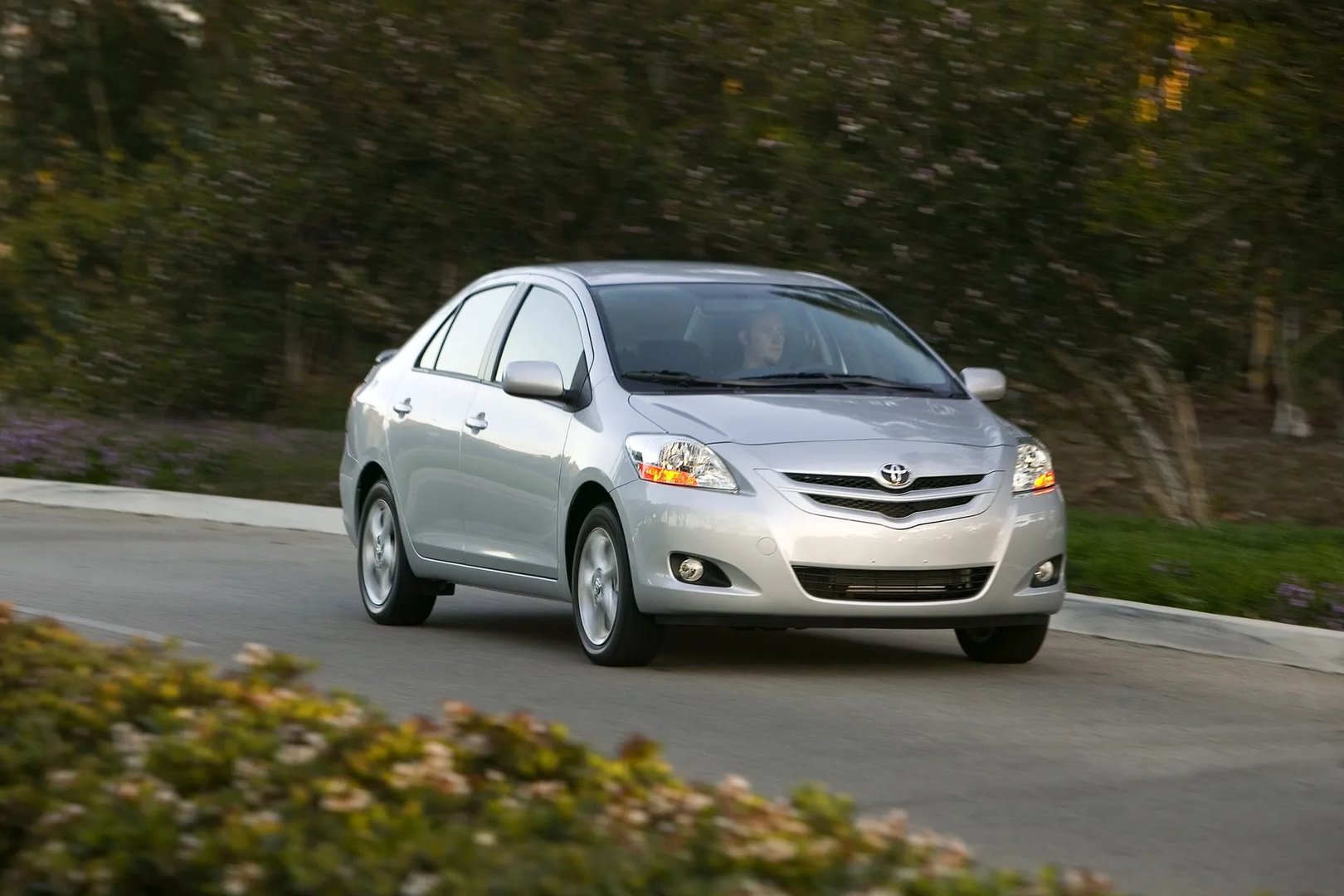 Toyota_Yaris_2_generation__Sedan__10.jpg