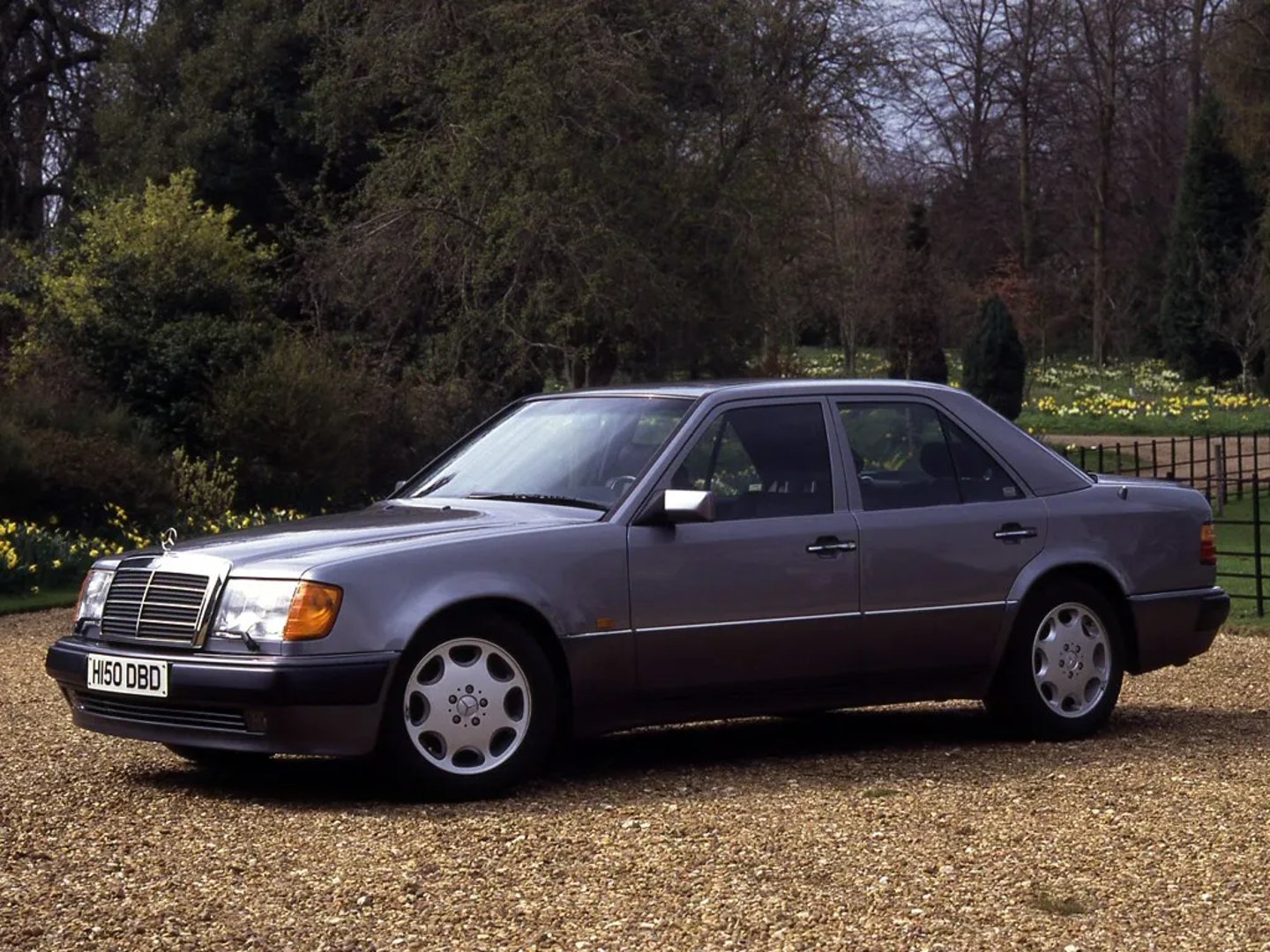 Mercedes_E-Class_1_generation__Sedan__6.jpg
