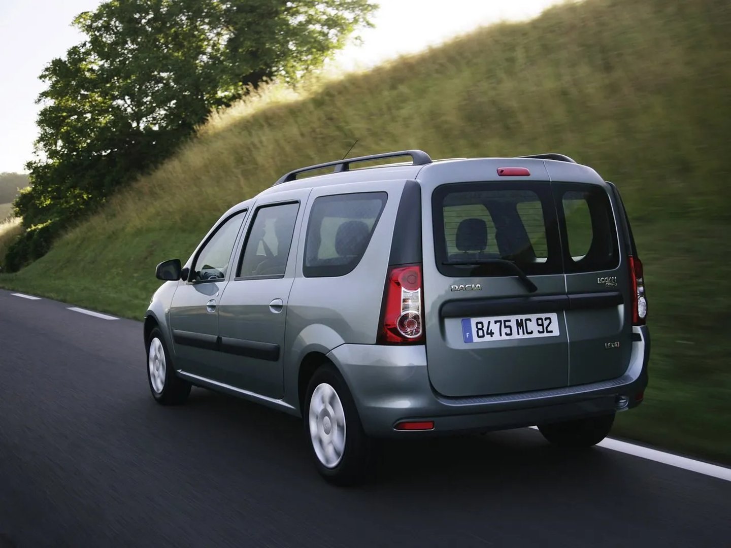 Dacia_Logan_1_generation__Estate_5-door__1.jpg