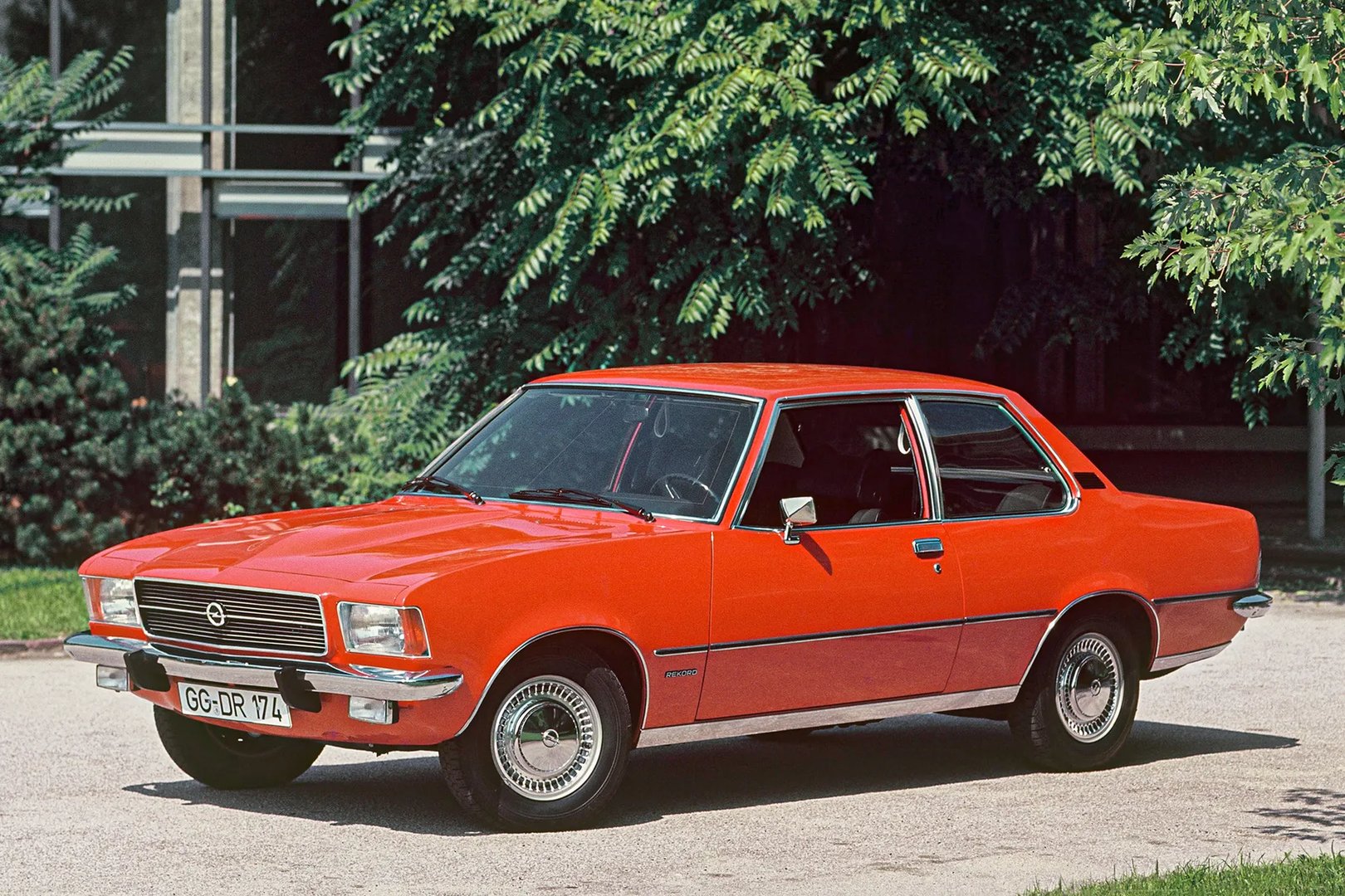 Opel_Rekord_4_generation__Sedan_2-doors__3.jpg