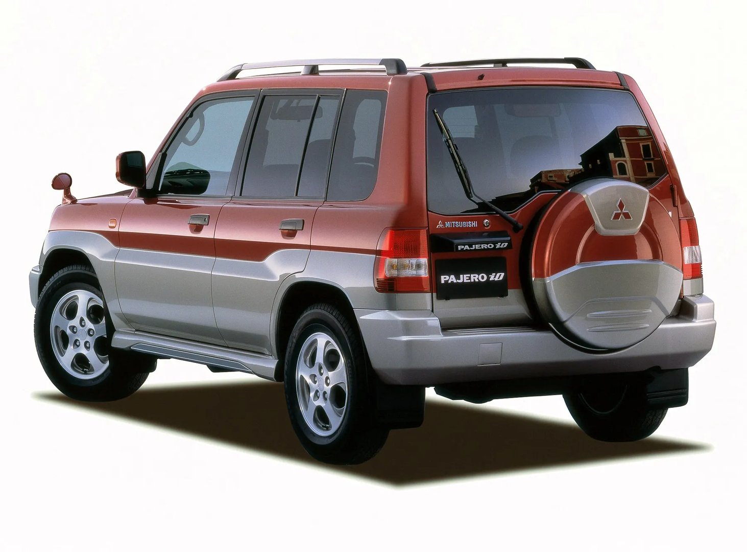 Mitsubishi_Pajero_iO_1_generation__SUV_5-doors__9.jpg