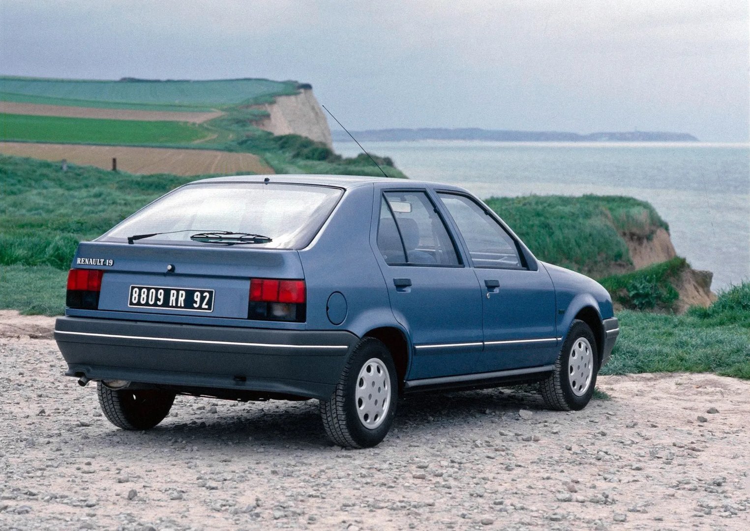 Renault_19_1_generation__Hatchback_5-door__9.jpg