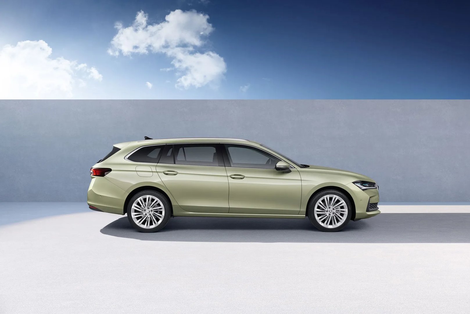Skoda_Superb_4_generation__Estate__5.jpg