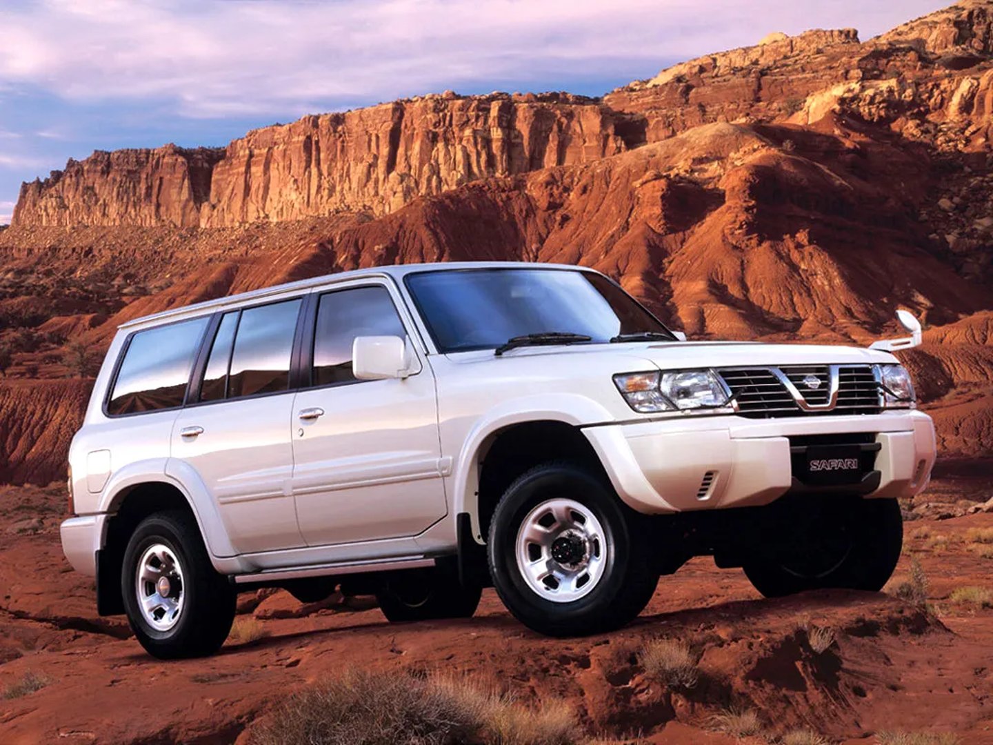 Nissan_Safari_5_generation__SUV_5-doors__3.jpg