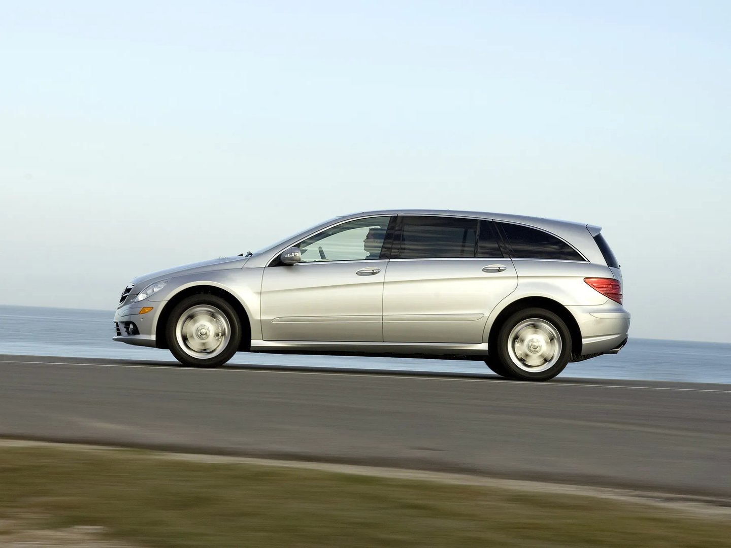 Mercedes_R-Class_1_generation_restyling__Minivan__5.jpg
