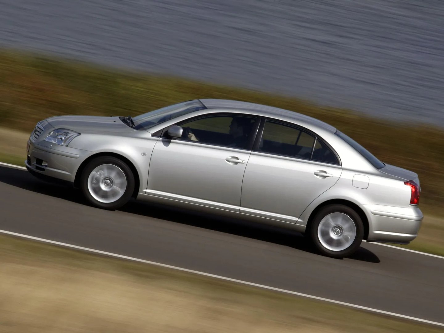 Toyota_Avensis_2_generation__Sedan__10.jpg