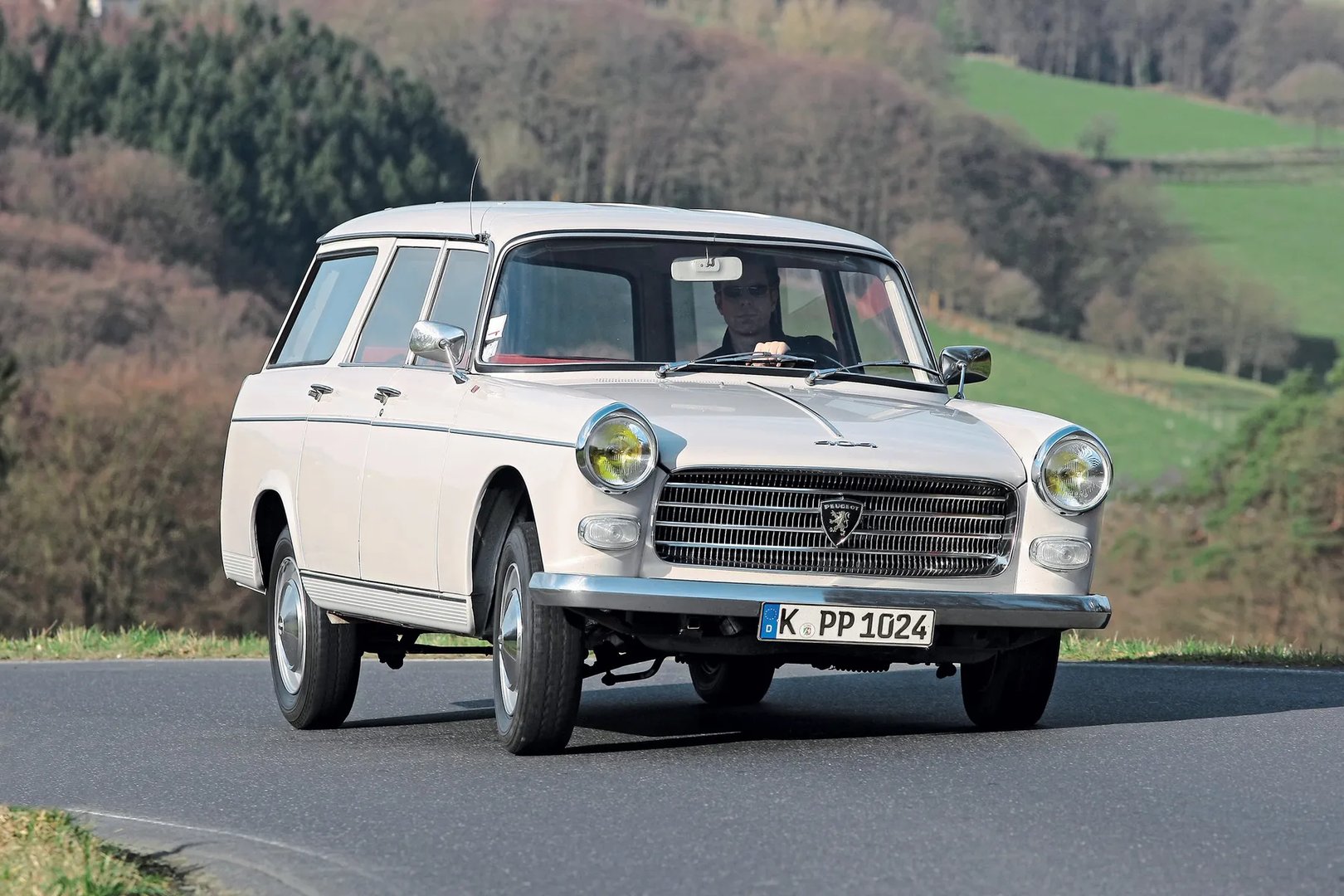 Peugeot_404_1_generation__Estate_5-door__1.jpg
