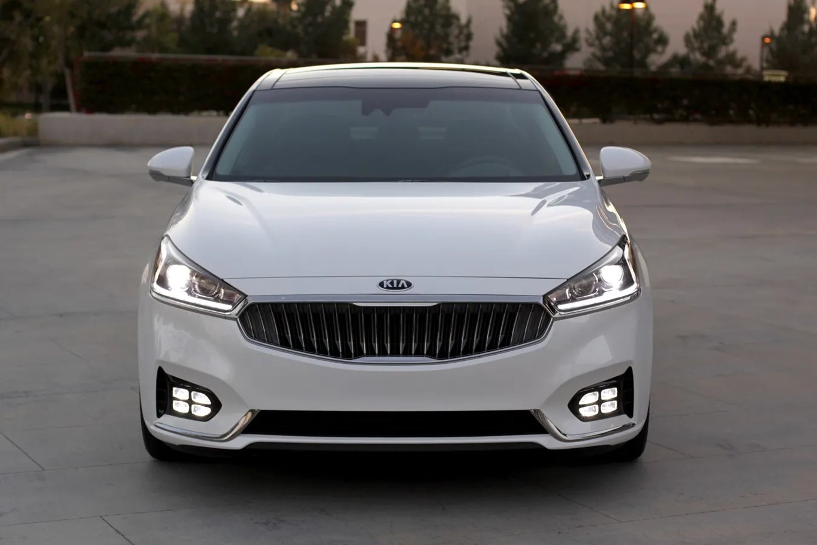 Kia_Cadenza_2_generation__Sedan__4.jpg