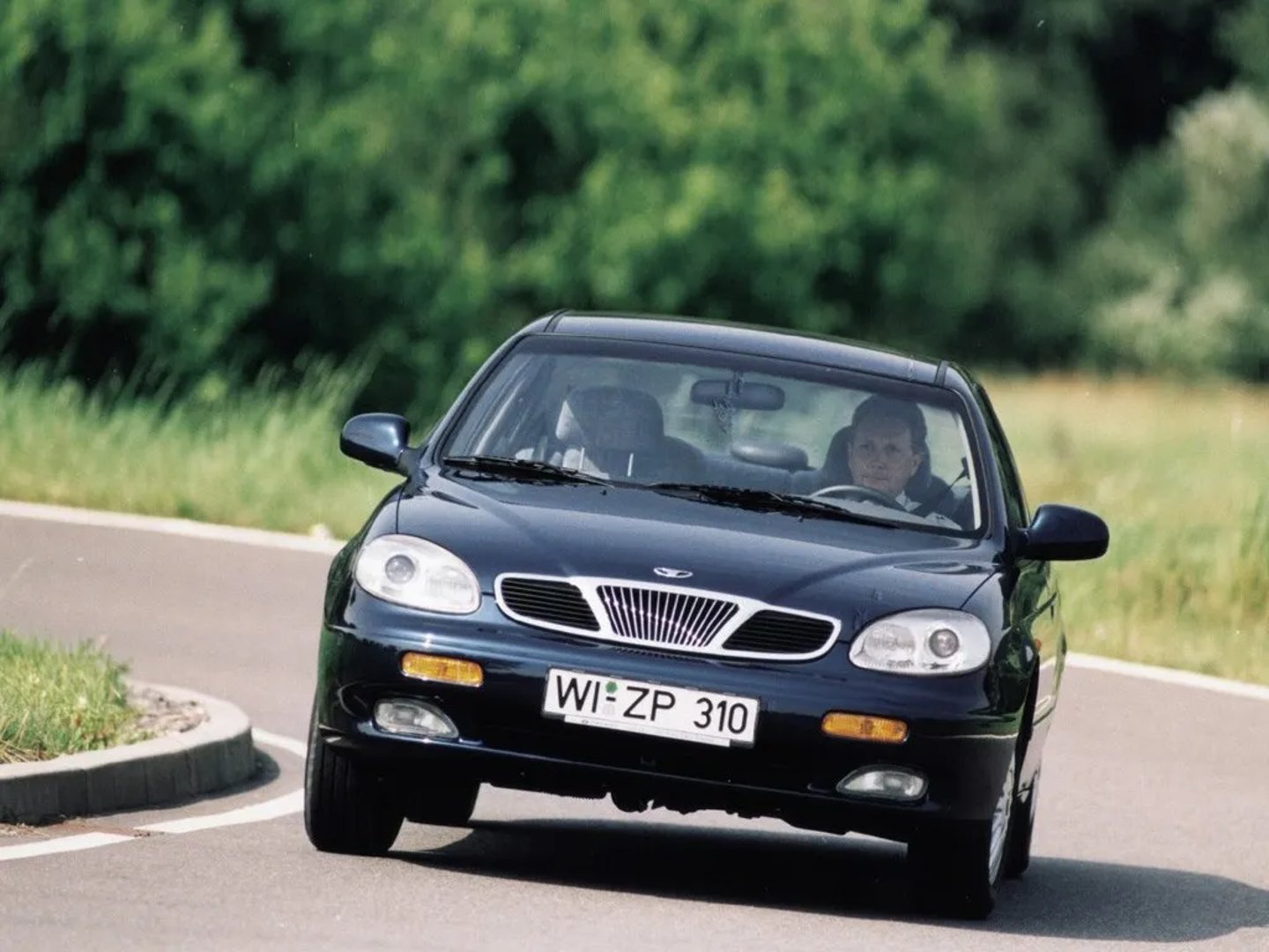 Daewoo_Leganza_1_generation__Sedan__4.jpg
