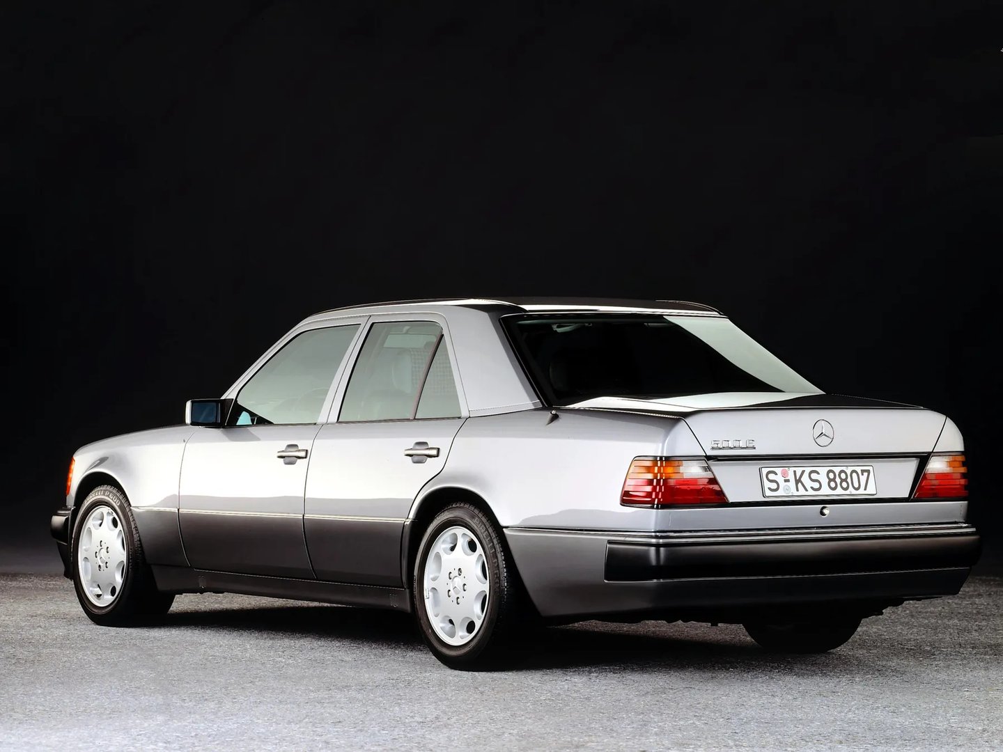 Mercedes_E-Class_1_generation__Sedan__7.jpg