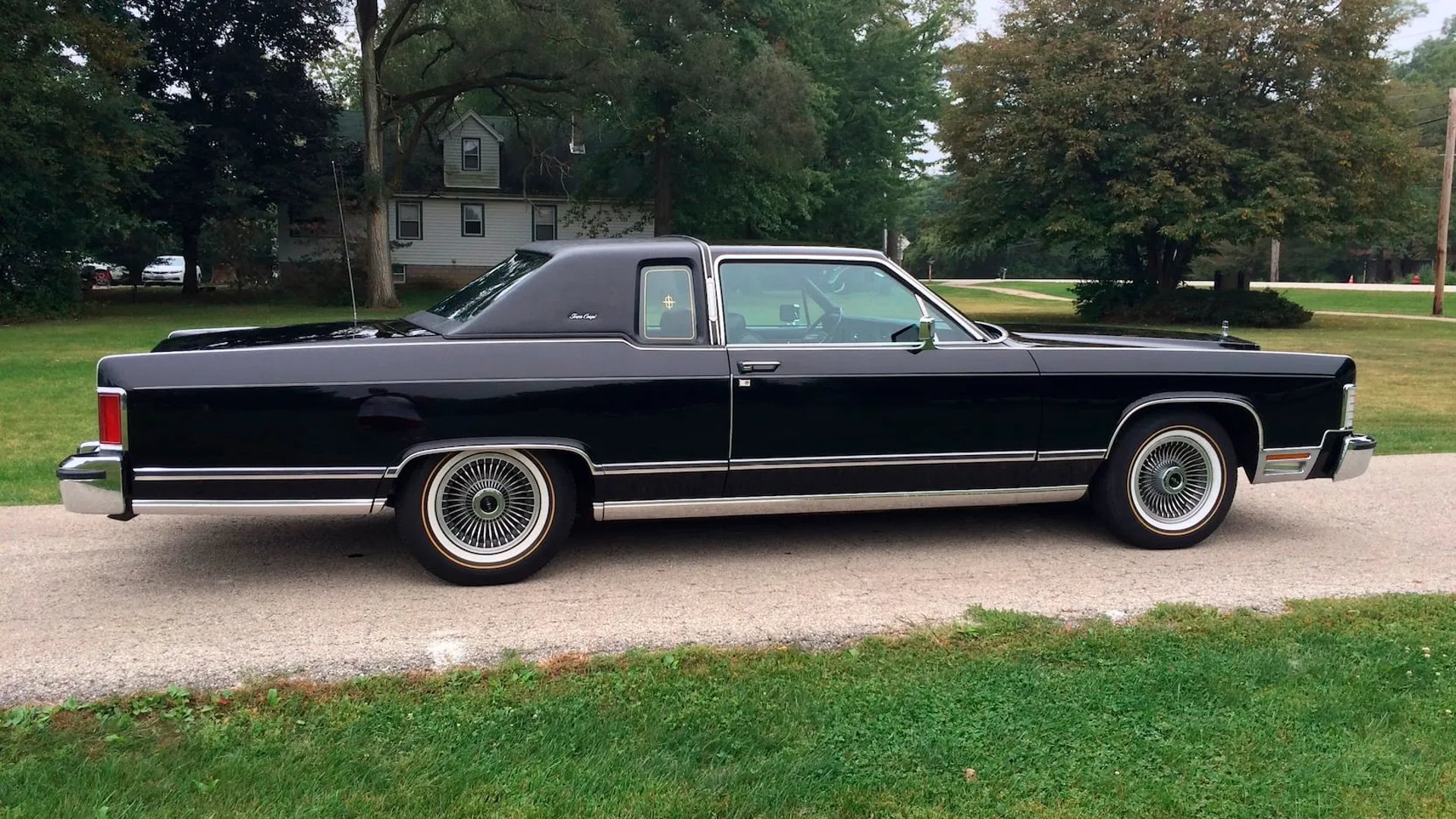 Lincoln_Town_Car_1_generation__Coupe__1.jpg
