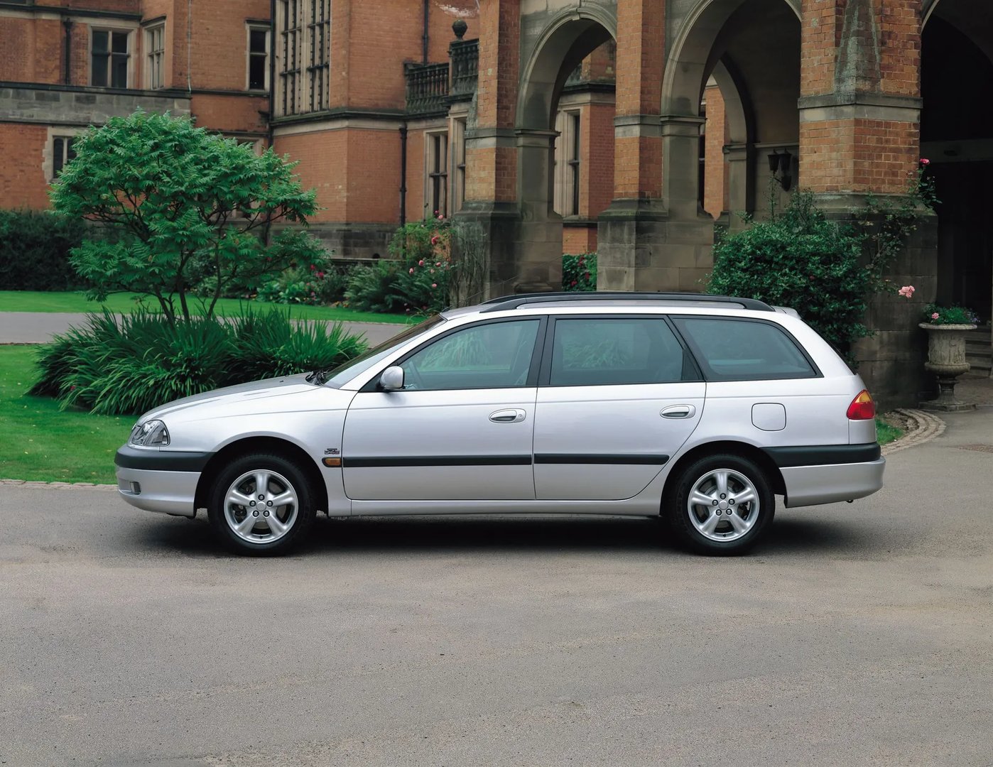 Toyota_Avensis_1_generation_restyling__Estate_5-door__4.jpg