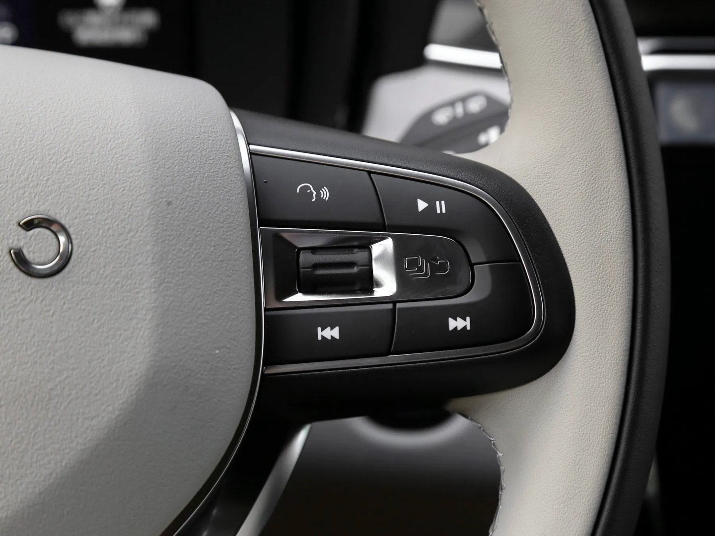 lynkco_02_1_generation__SUV_5-doors__12.jpg
