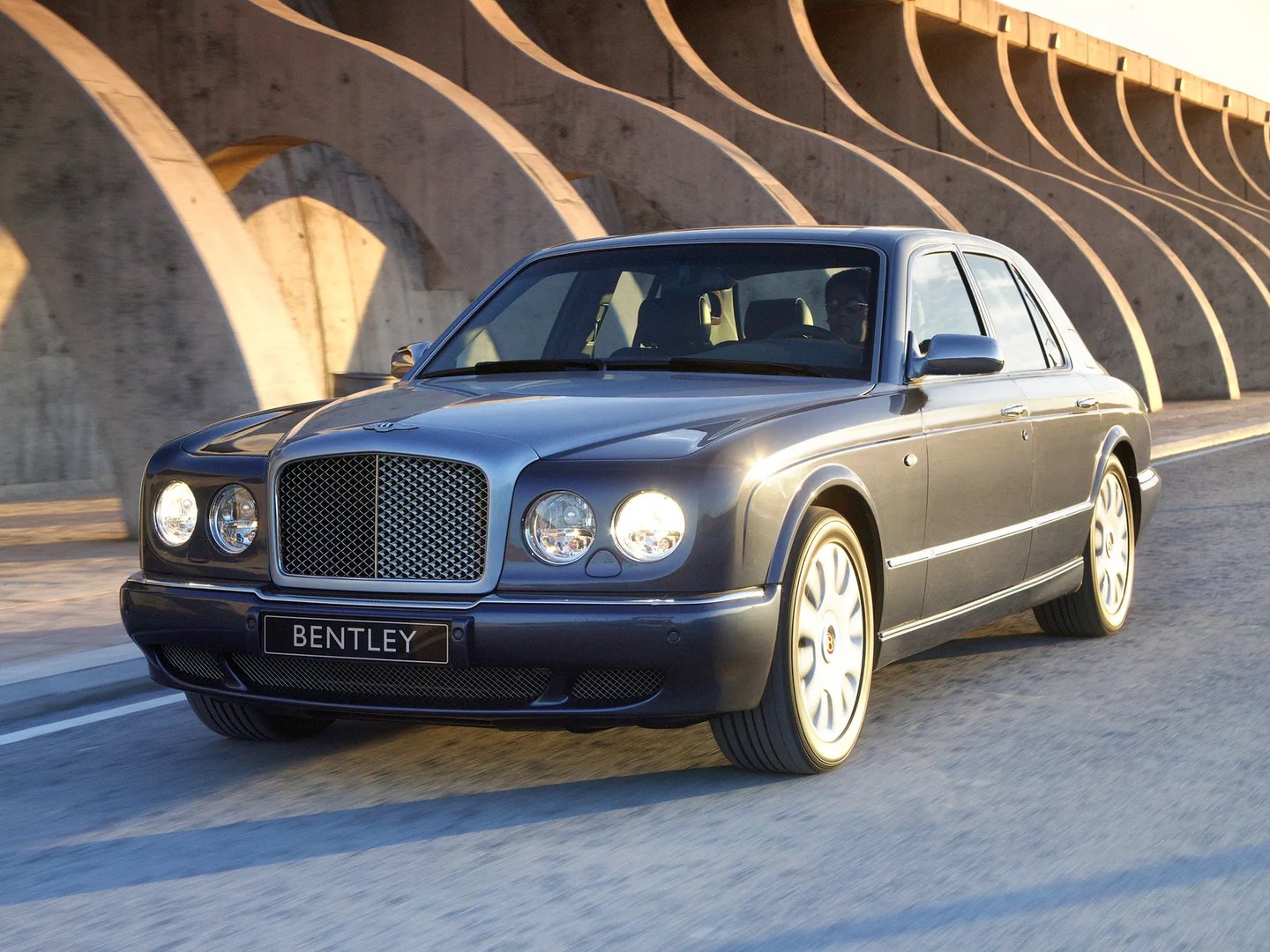 Bentley_Arnage_1_generation_restyling__Sedan__2.jpg
