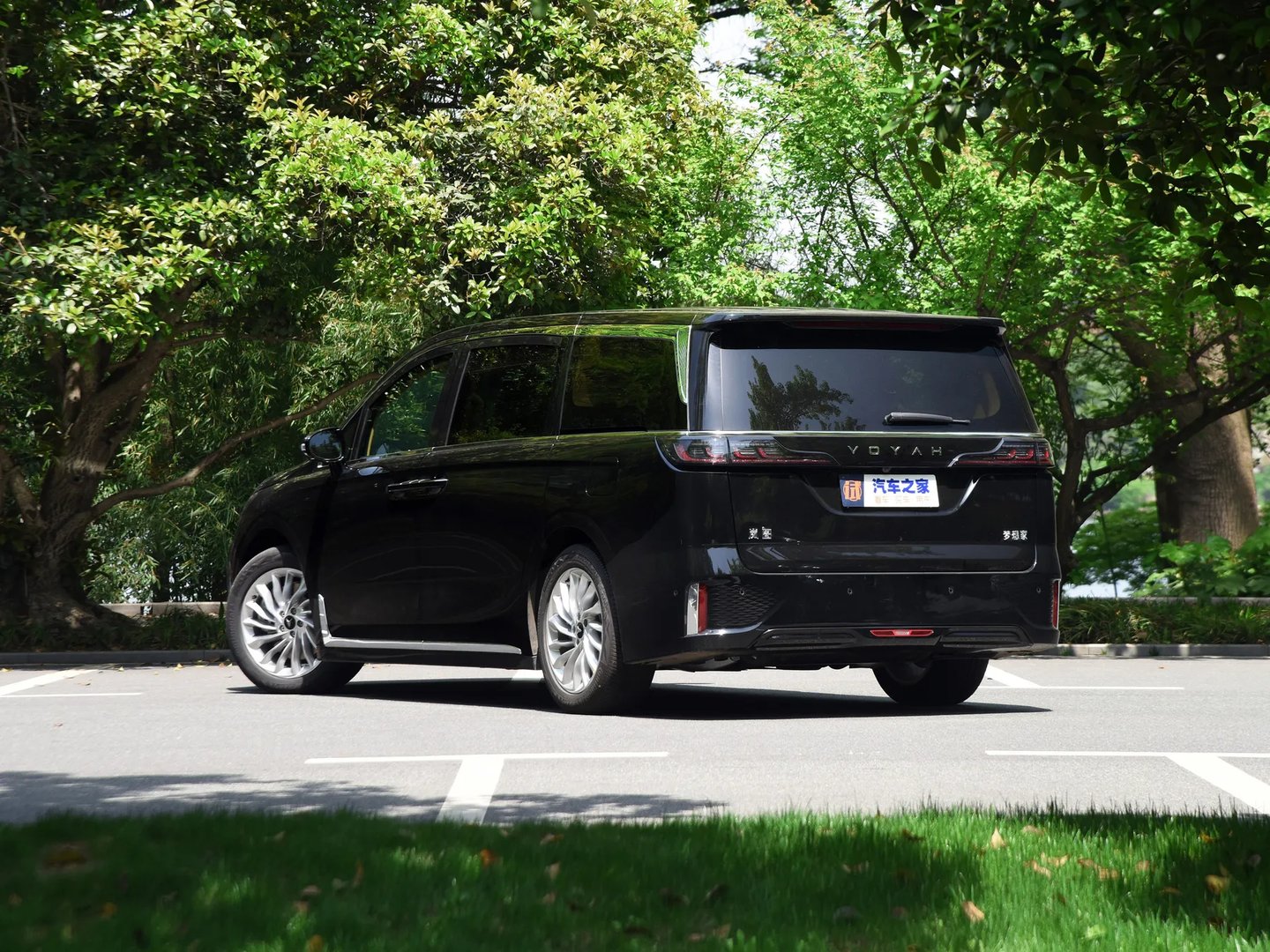 voyah_Dreamer_1_generation__Minivan__3.jpg