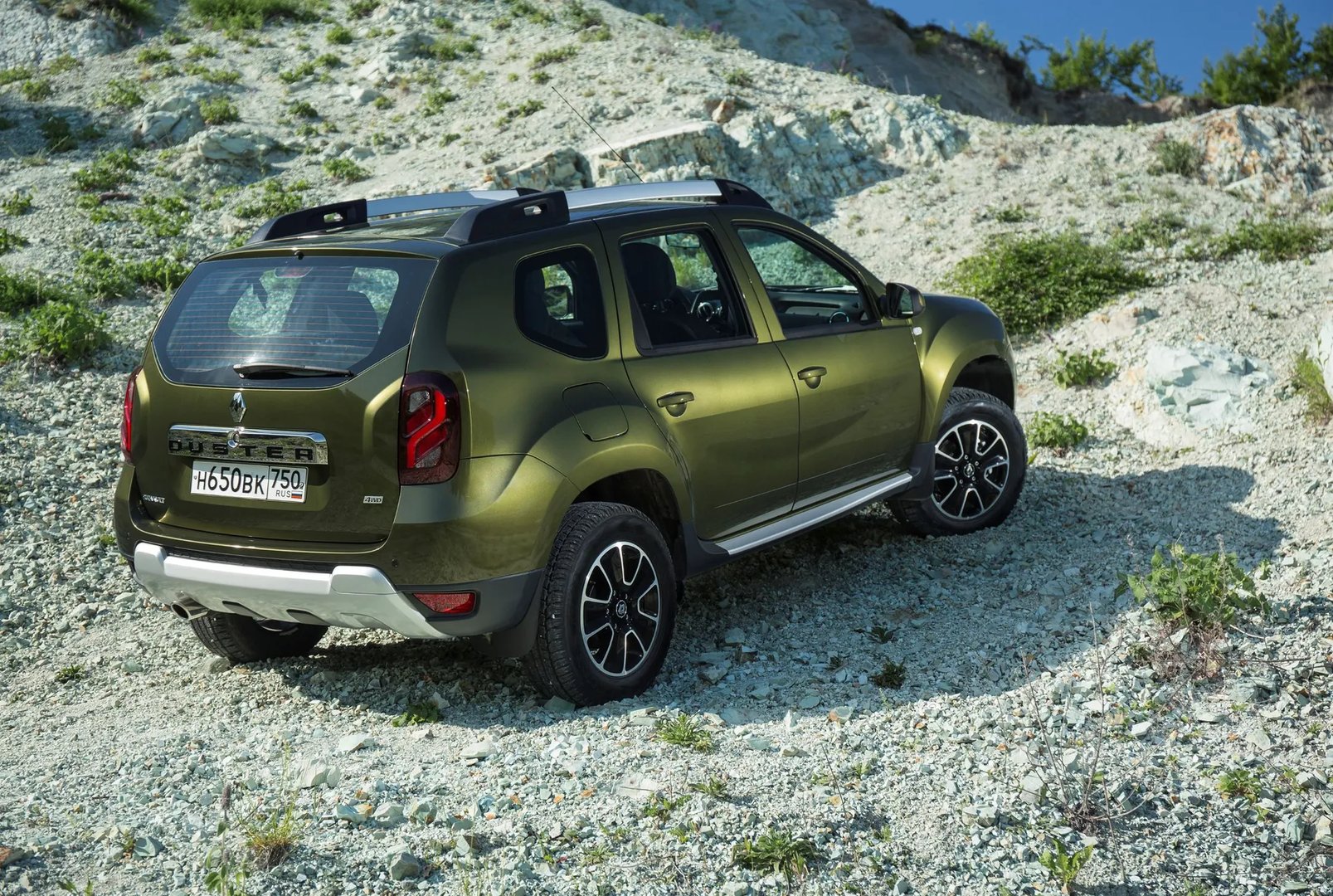 Renault_Duster_1_generation_restyling__SUV_5-doors__3.jpg