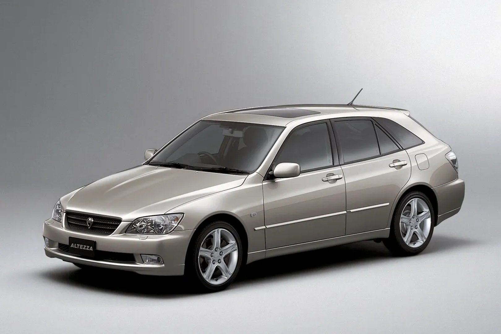 Toyota_Altezza_1_generation__Estate_5-door__3.jpg