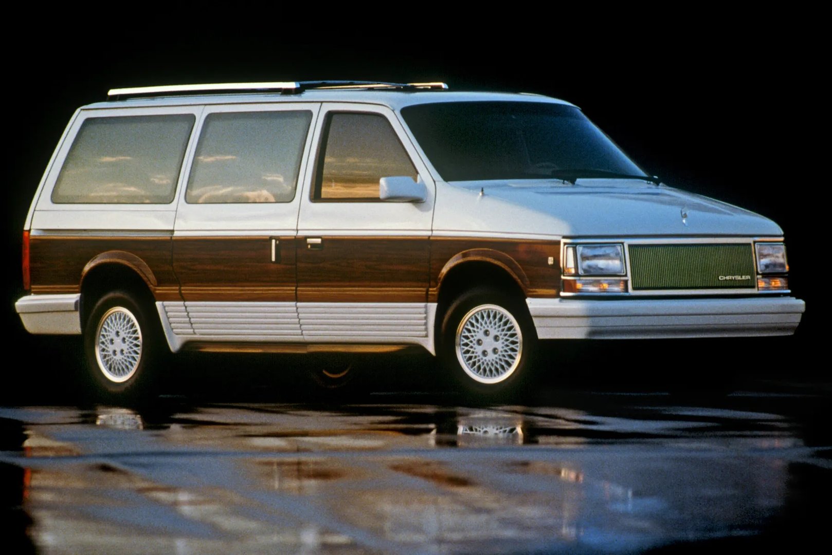 Chrysler_Town_&amp;_Country_2_generation__Minivan__1.jpg