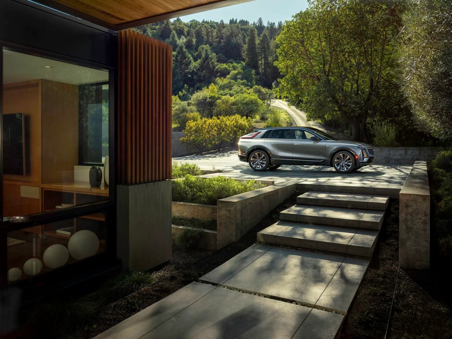 Cadillac_Lyriq_1_generation__SUV_5-doors__7.jpg