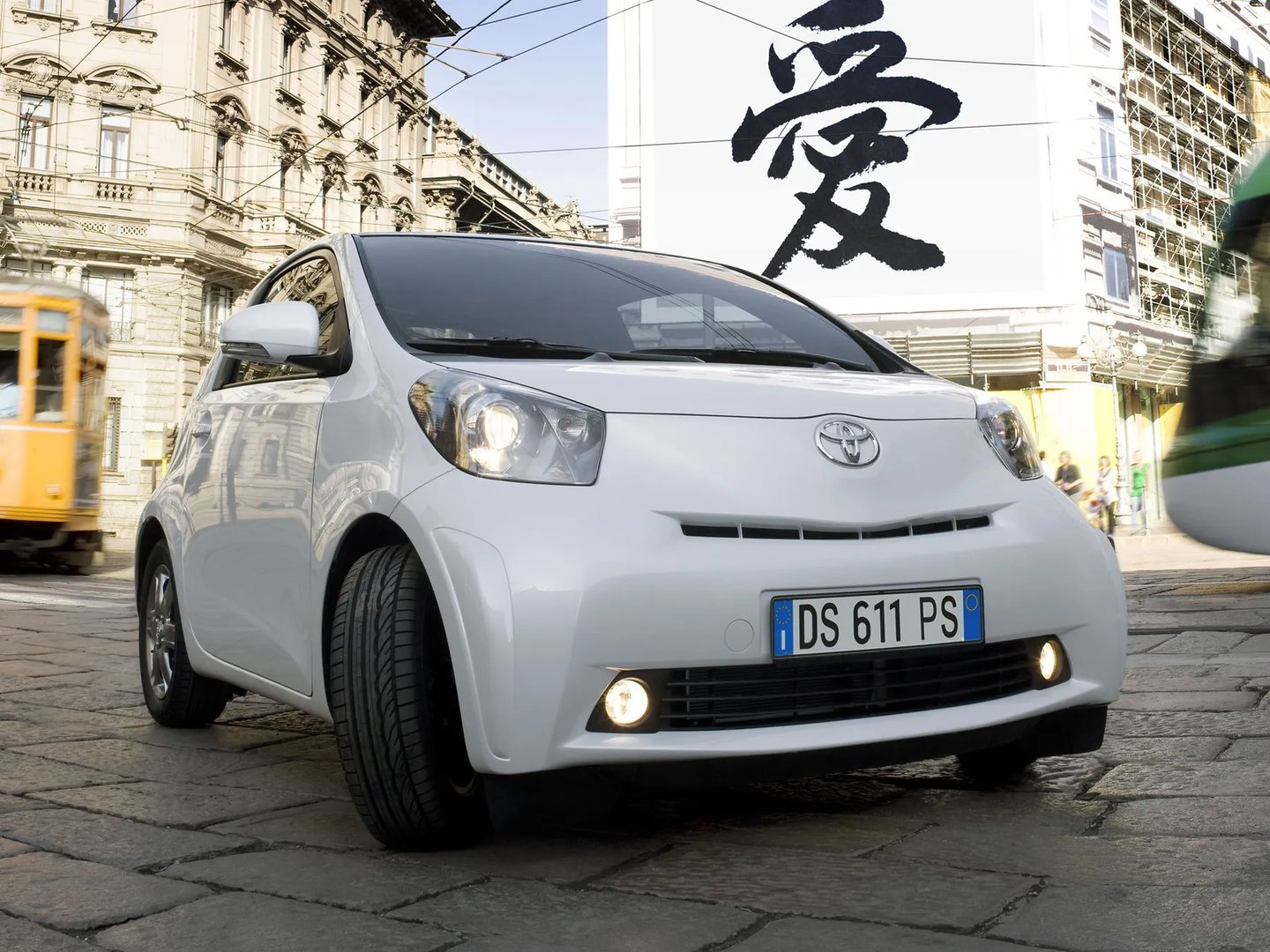 Toyota_iQ_1_generation__Mini_3-doors__4.jpg