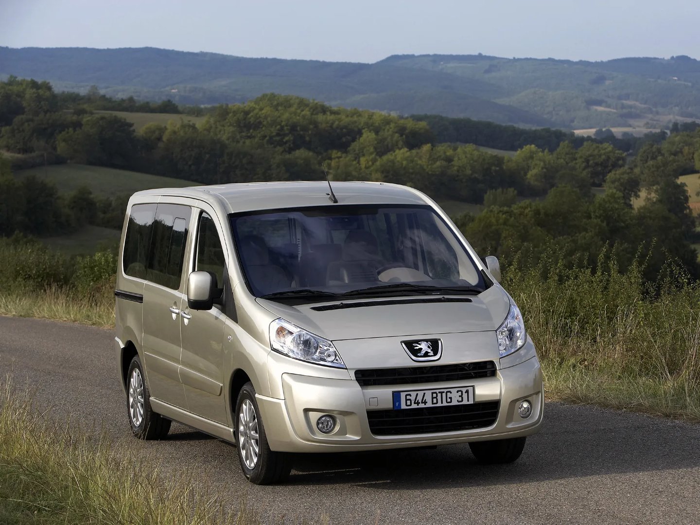 Peugeot_Expert_2_generation__Minivan__2.jpg