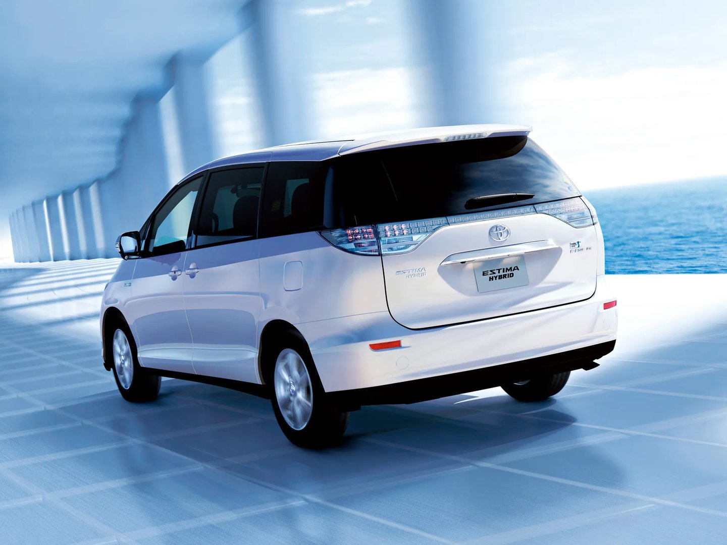 Toyota_Estima_3_generation__Minivan__3.jpg