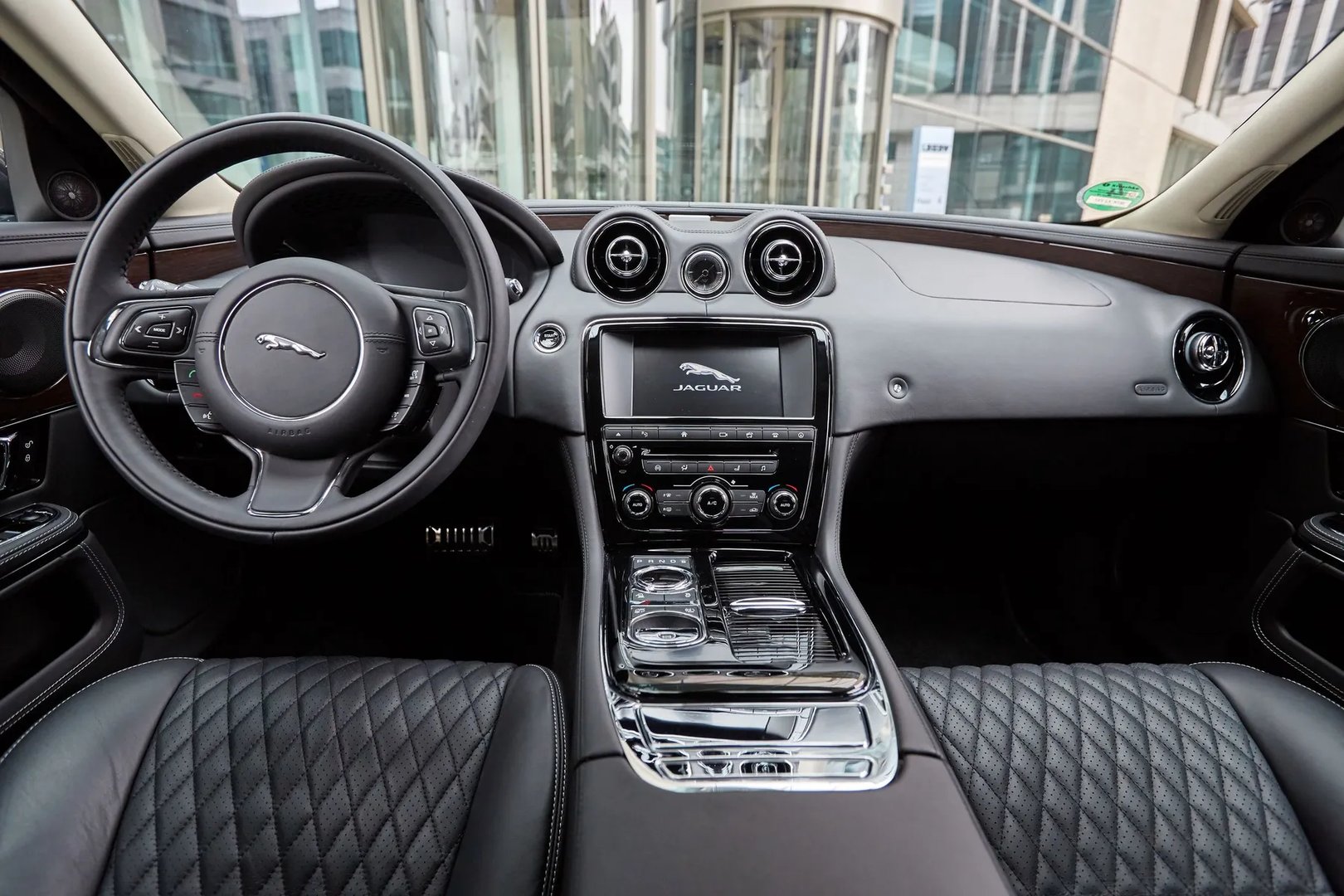 Jaguar_XJ_4_generation_restyling__Sedan__9.jpg