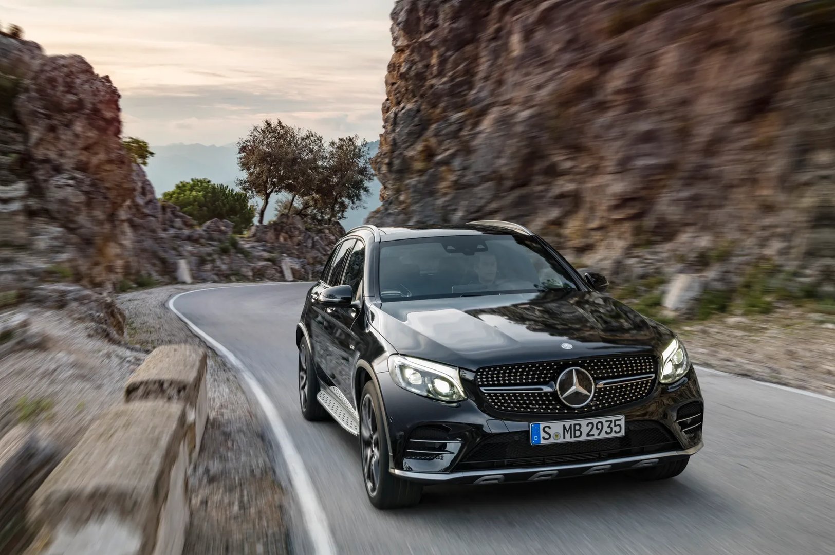 Mercedes_GLC_AMG_1_generation__SUV_5-doors__4.jpg