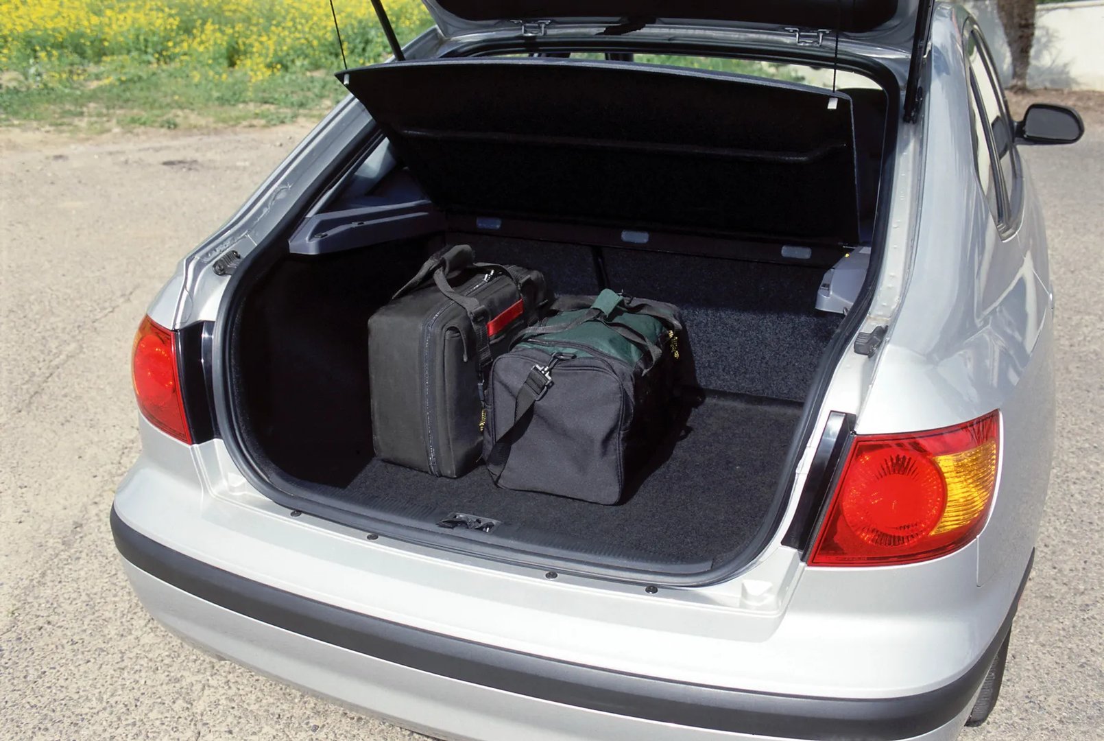Hyundai_Elantra_3_generation__Hatchback_5-door__10.jpg