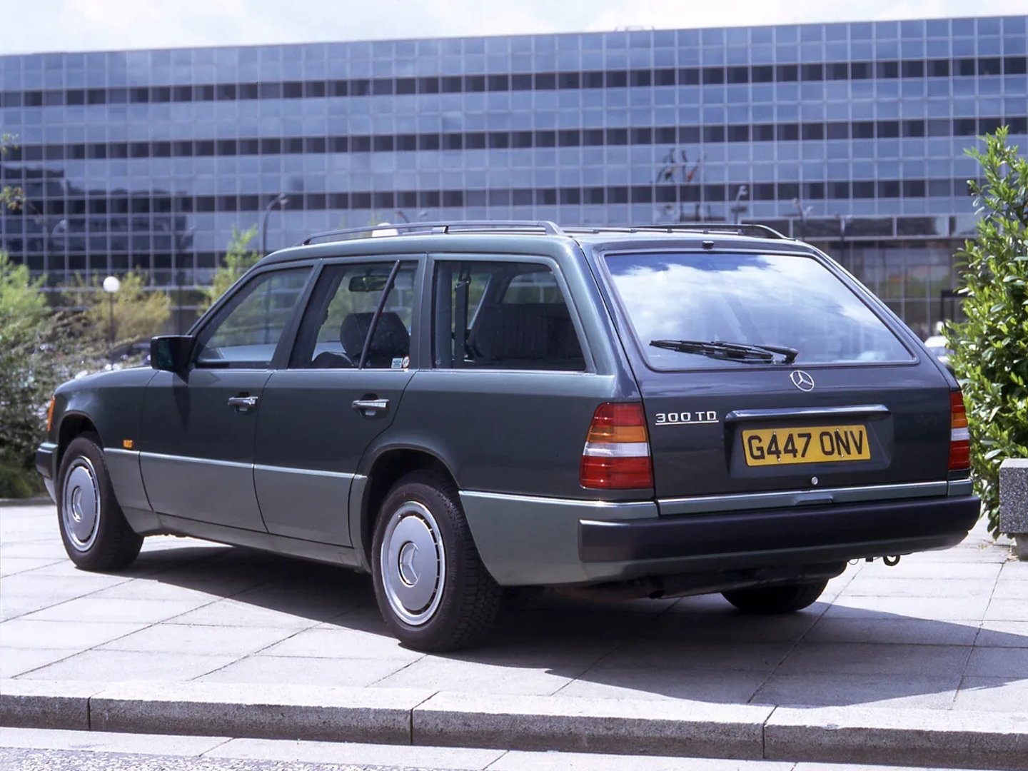 Mercedes_E-Class_1_generation__Estate_5-door__10.jpg