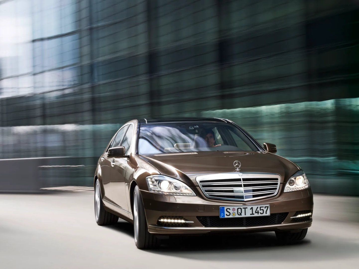 V221  Sedan Long