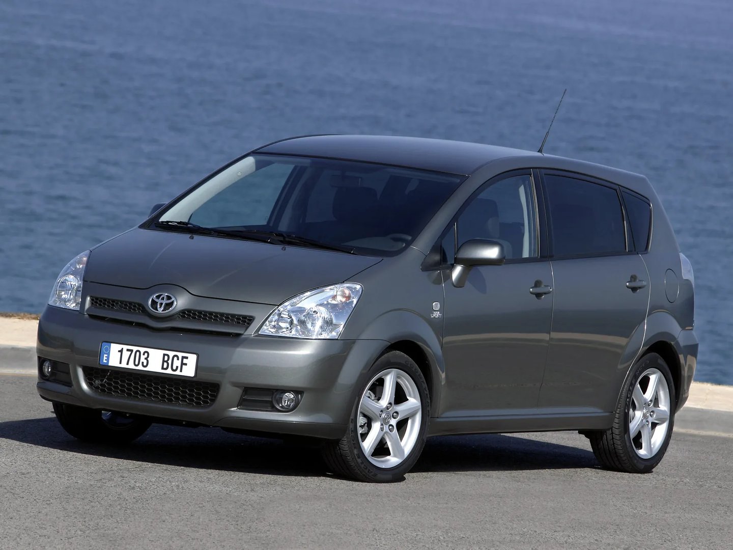 Toyota_Corolla_Verso_1_generation_restyling__Compact_Van__3.jpg