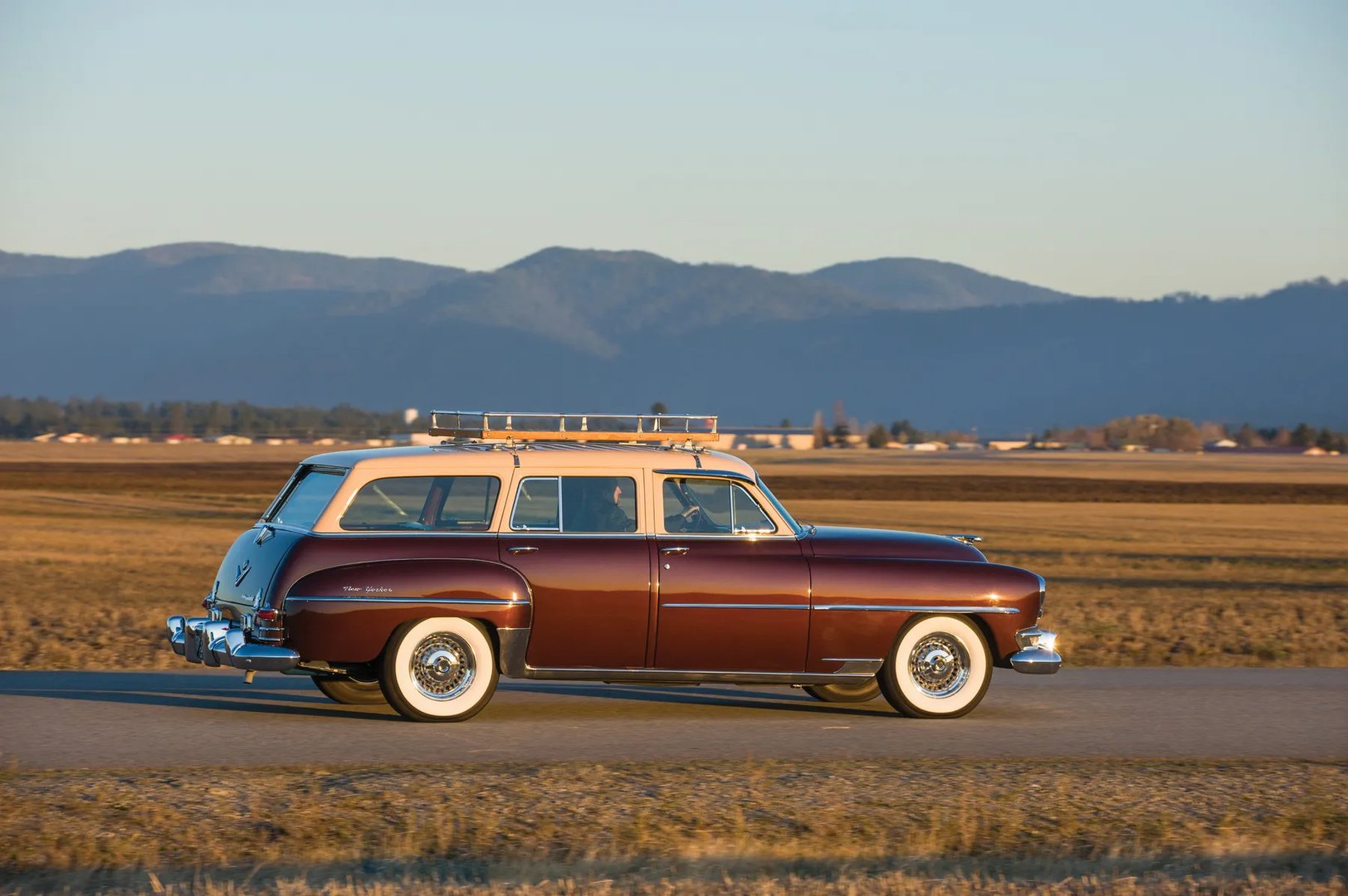 Chrysler_New_Yorker_3_generation__Estate_5-door__3.jpg