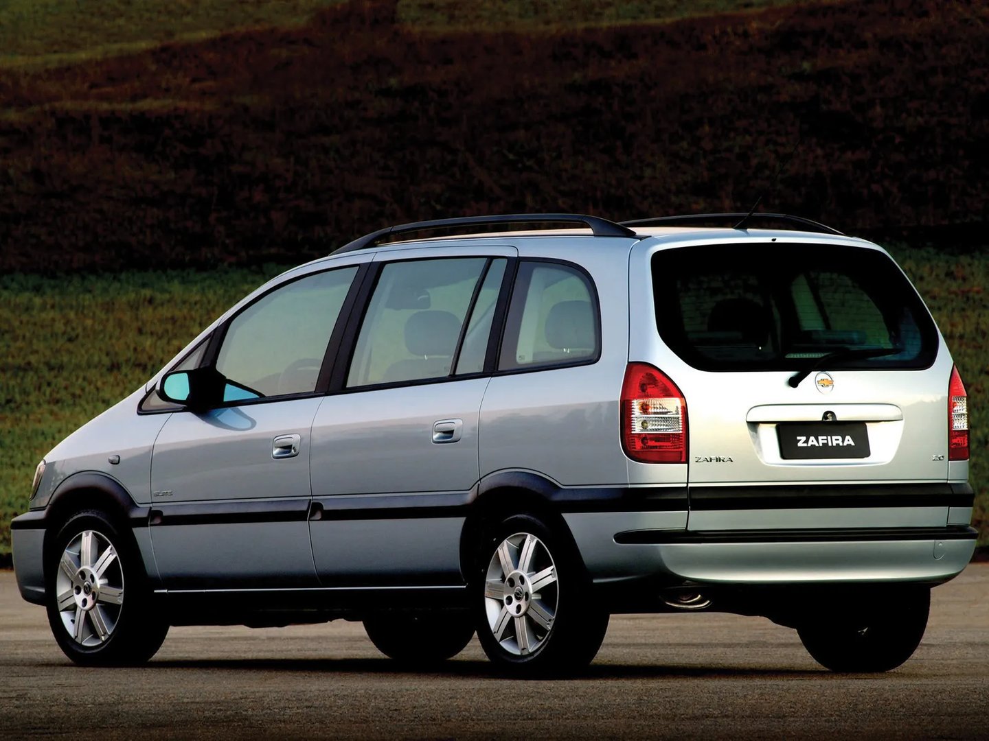 Chevrolet_Zafira_1_generation__Compact_Van__3.jpg