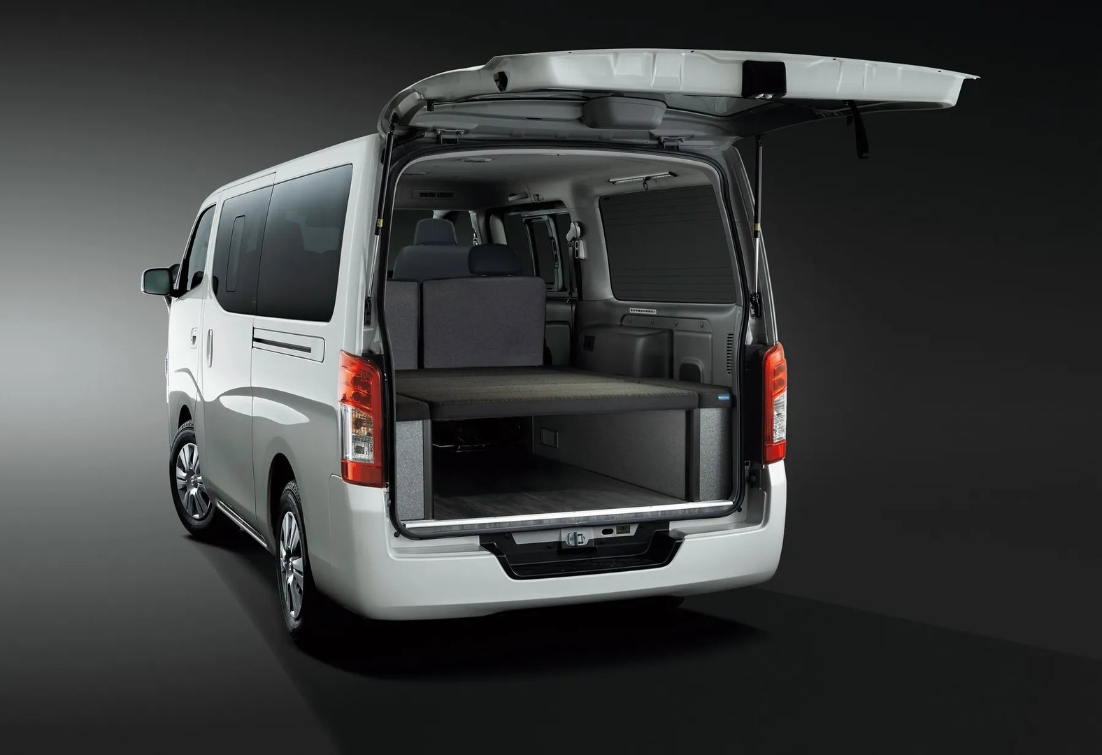 Nissan_NV350_Caravan_1_generation_restyling__Minivan__6.jpg