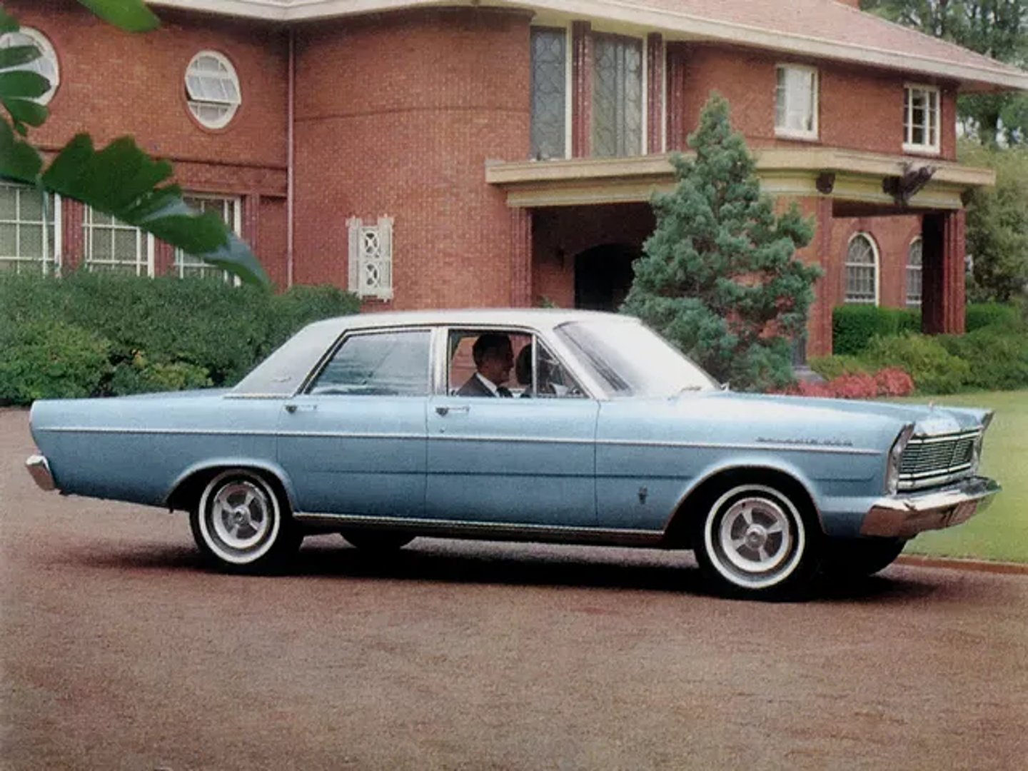 Ford_Galaxie_(USA)_3_generation__Sedan__3.jpg