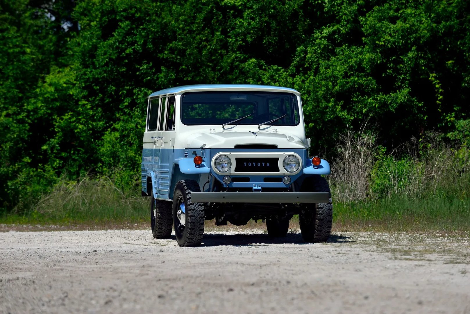 Toyota_LC_5_generation__SUV_5-doors__1.jpg