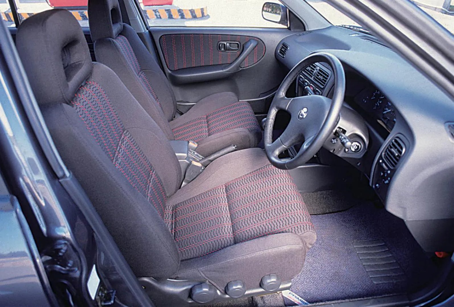Nissan_Primera_1_generation__Sedan__9.jpg