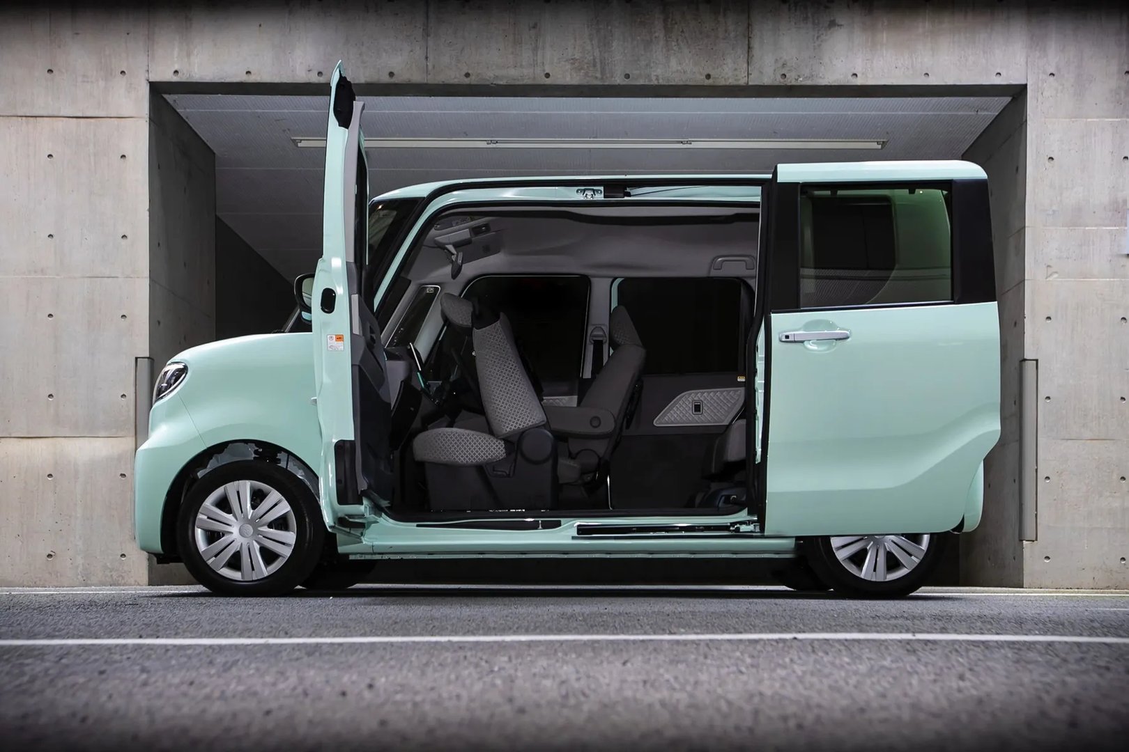Daihatsu_Tanto_4_generation__Microvan__6.jpg