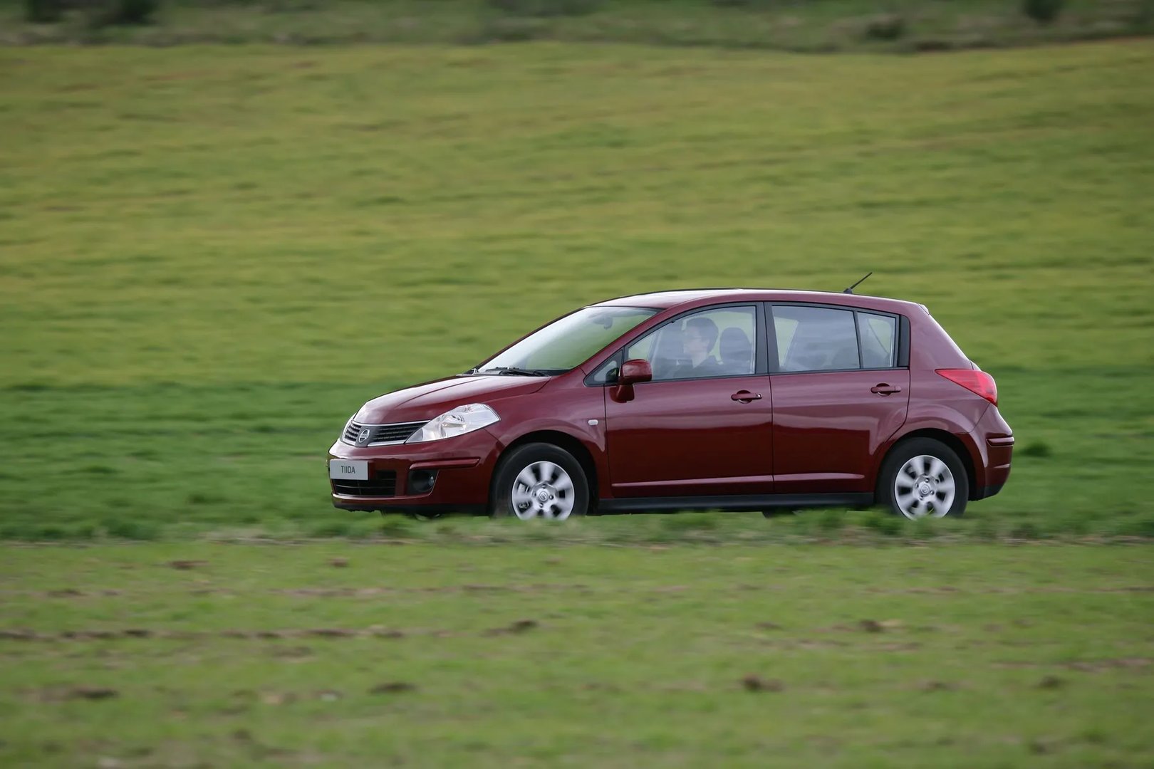 Nissan_Tiida_1_generation__Hatchback_5-door__7.jpg