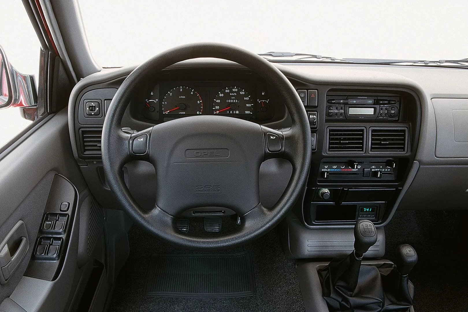 Opel_Frontera_1_generation__SUV_5-doors__6.jpg
