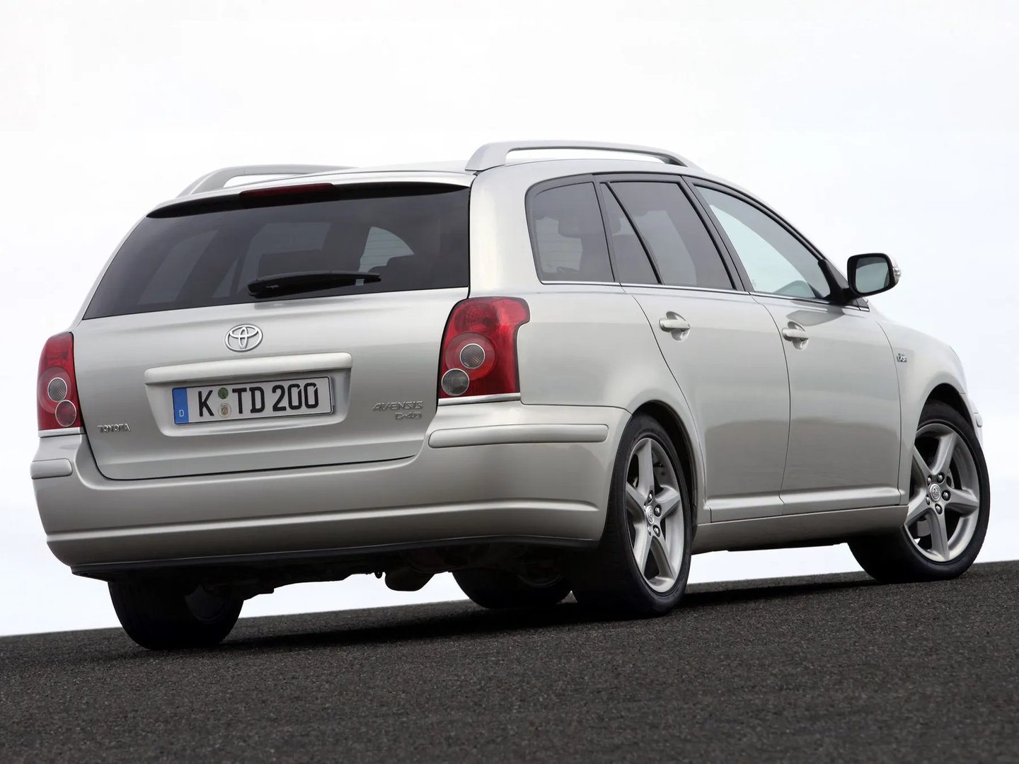 Toyota_Avensis_2_generation_restyling__Estate_5-door__4.jpg