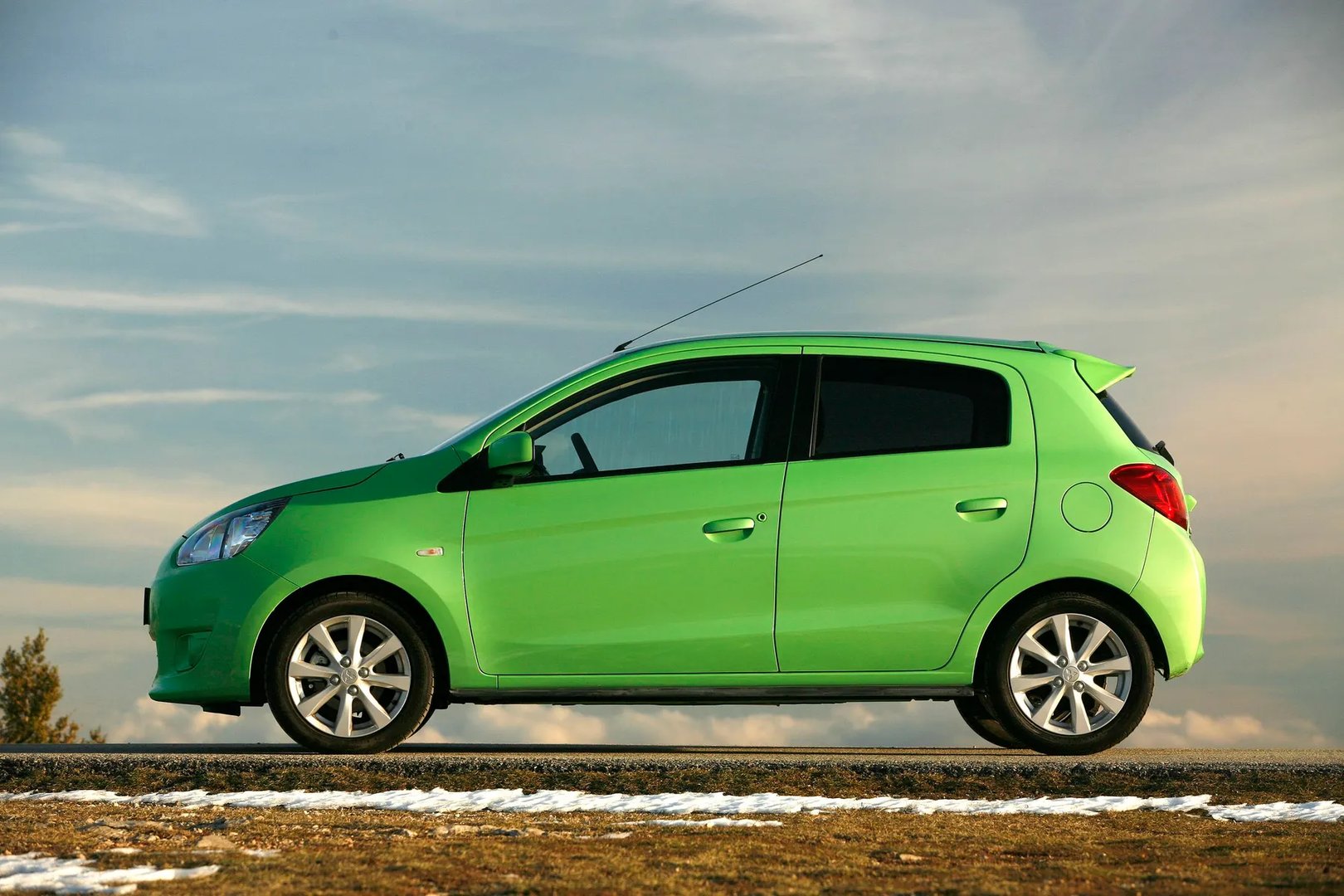 Mitsubishi_Space_Star_2_generation__Hatchback_5-door__4.jpg
