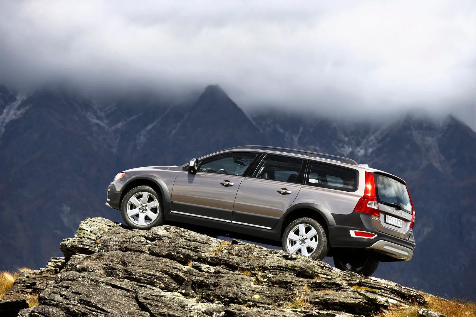 Volvo_XC70_2_generation__Estate_5-door__4.jpg