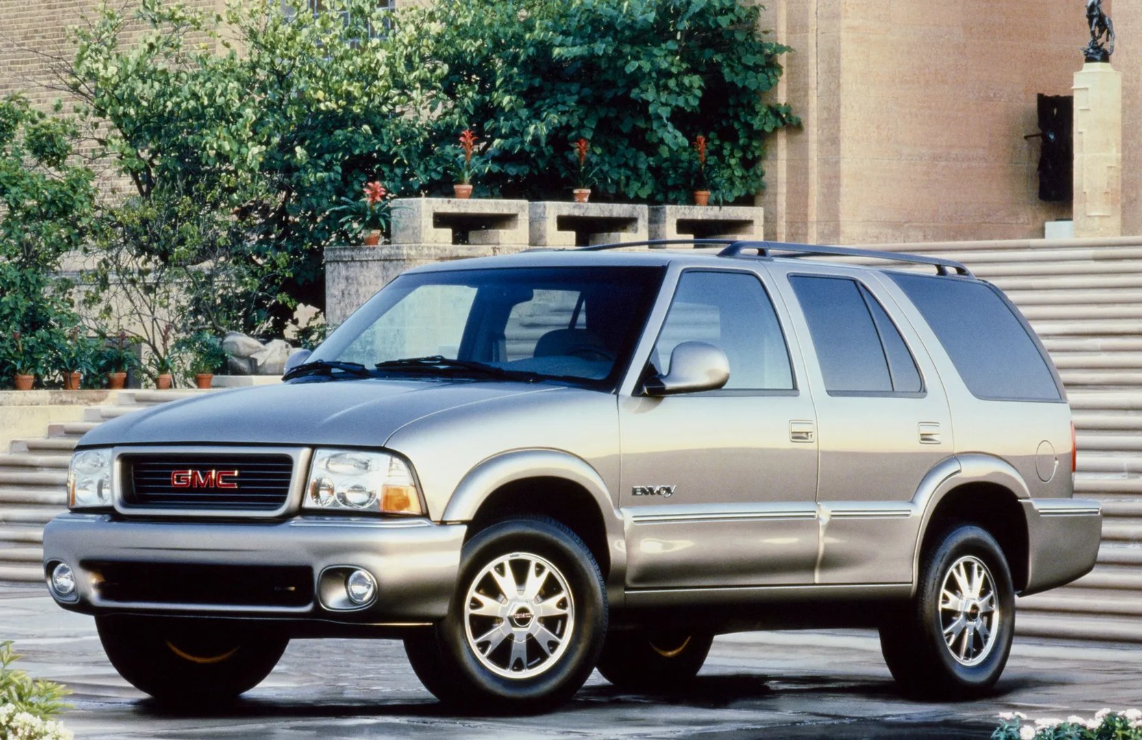 GMC_Envoy_1_generation__SUV_5-doors__1.jpg