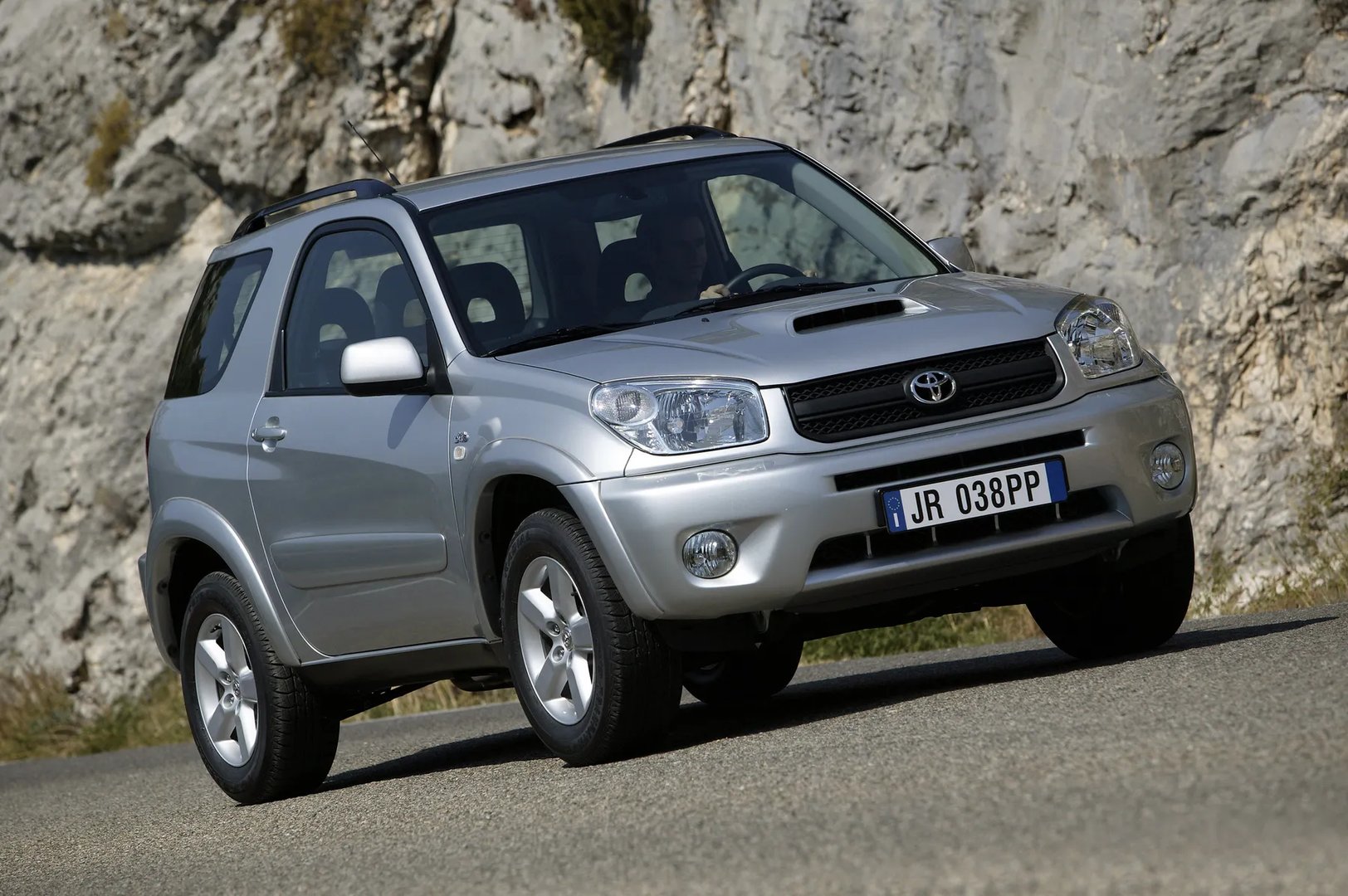 Toyota_RAV4_2_generation_restyling__SUV_3-doors__1.jpg