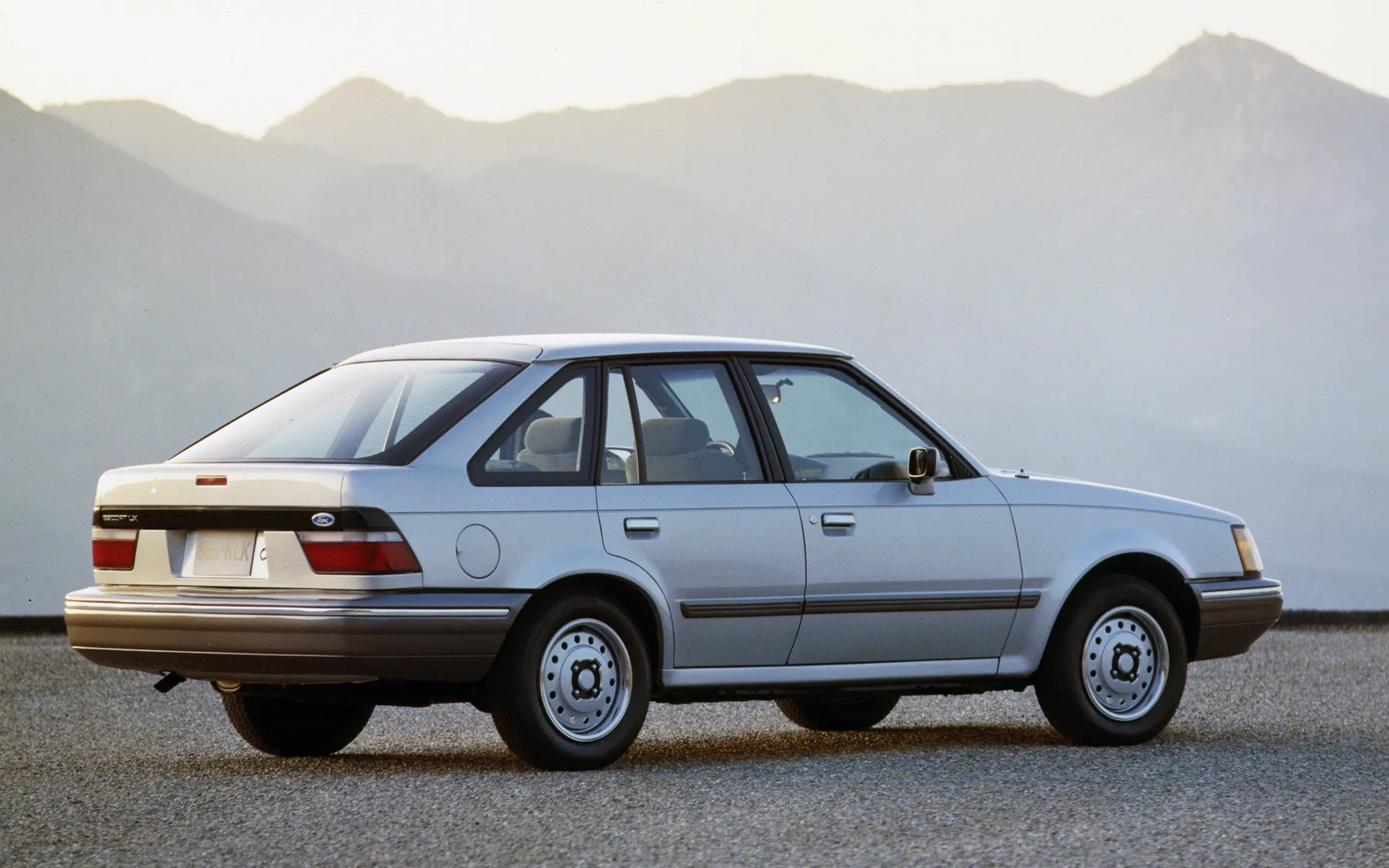Ford_Escort_(North_America)_1_generation__Hatchback_5-door__1.jpg