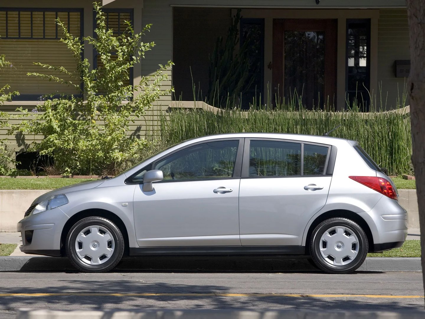 Nissan_Versa_1_generation__Hatchback_5-door__4.jpg
